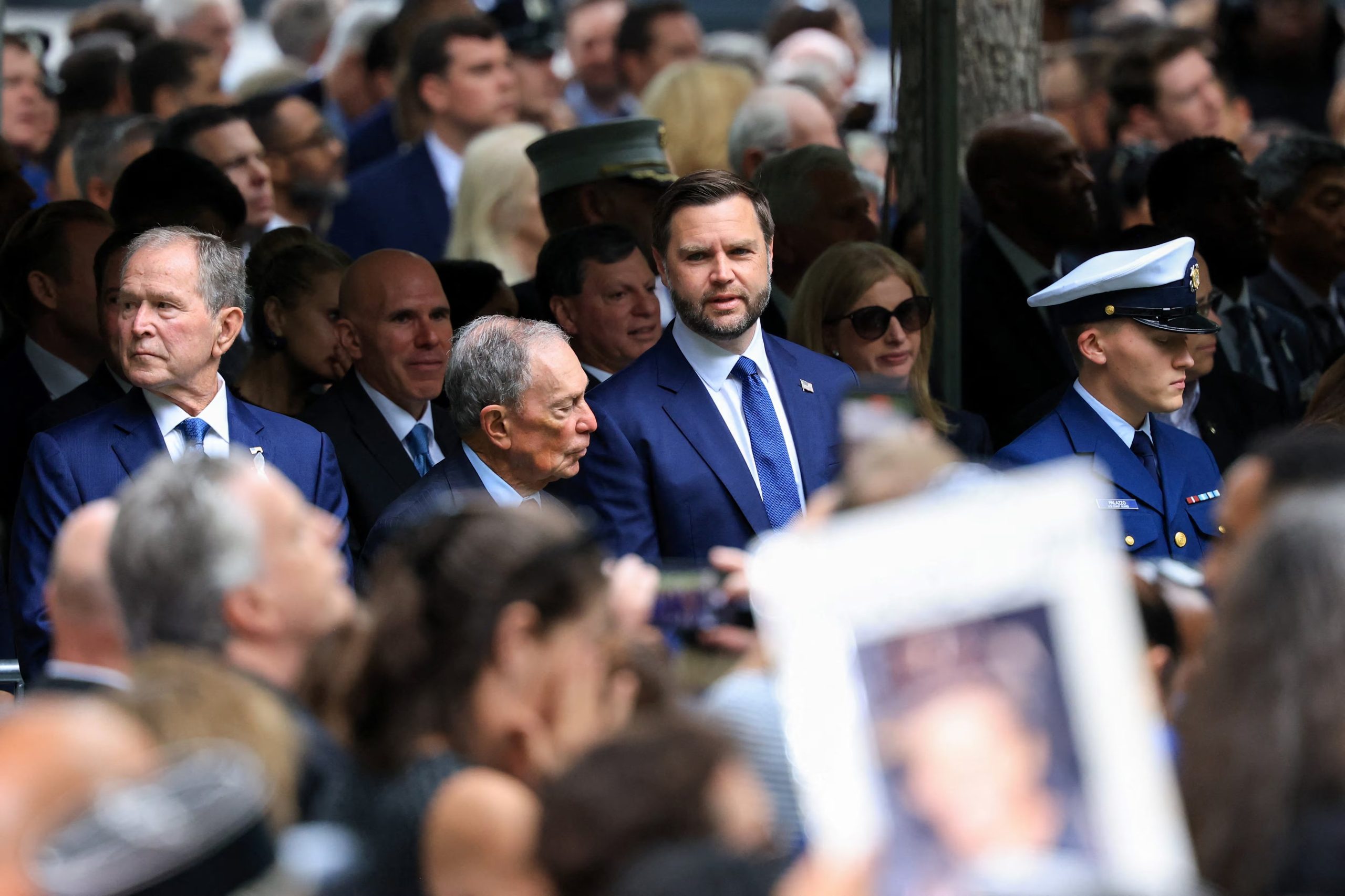 El vicepresidente de Estados Unidos, J.D. Vance, el exalcalde de Nueva York, Michael Bloomberg, y el expresidente George W. Bush participan en una ceremonia conmemorativa del 25.º aniversario de los atentados del 11 de septiembre de 2001 contra el World Trade Center, en la ciudad de Nueva York, Estados Unidos, el 11 de septiembre de 2026. REUTERS/Brendan McDermid