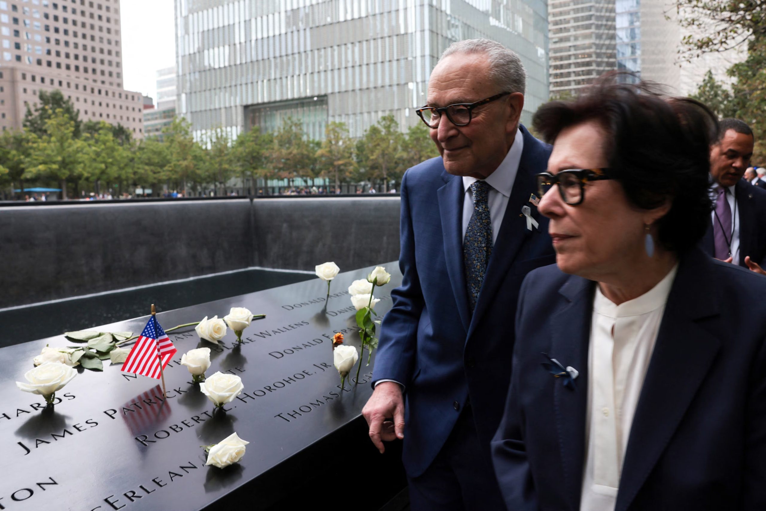 El líder de la minoría del Senado estadounidense, Chuck Schumer (demócrata por Nueva York), llega a una ceremonia que conmemora el 25 aniversario de los atentados del 11 de septiembre contra el World Trade Center en el Museo y Memorial Nacional del 11-S el 11 de septiembre de 2026 en la ciudad de Nueva York, EE. UU. Spencer Platt/Pool vía REUTERS
