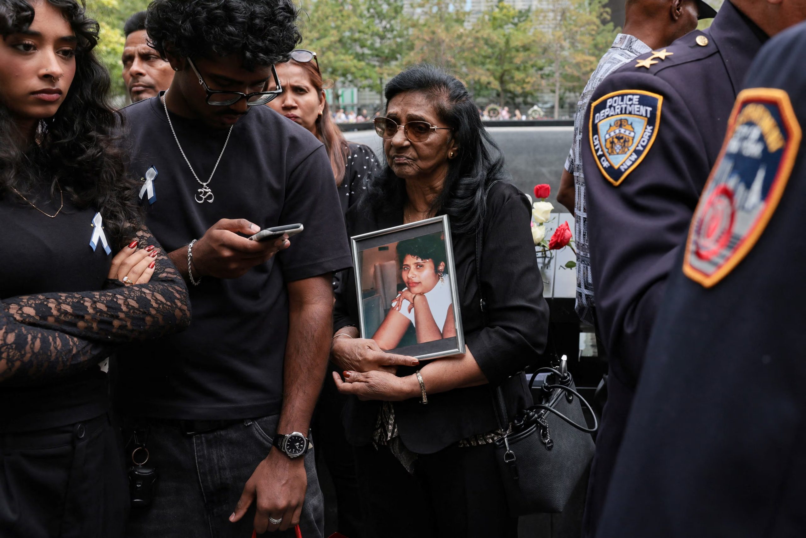 Personas visitan el monumento conmemorativo durante una ceremonia que celebra el 25 aniversario de los atentados del 11 de septiembre contra el World Trade Center en el Museo y Monumento Nacional del 11-S el 11 de septiembre de 2026 en la ciudad de Nueva York. Spencer Platt/Pool vía REUTERS