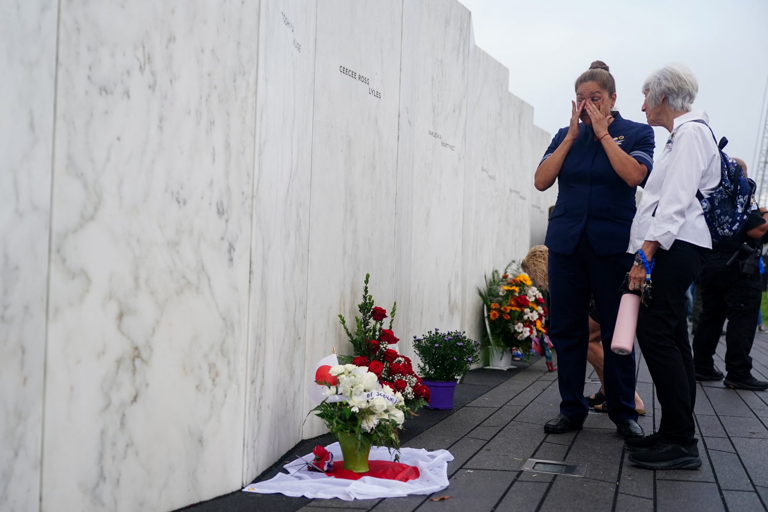 Jessica Quirola, quien conocía a la azafata y víctima del vuelo 93, Ceecee Ross Lyles, se frota los ojos junto a su nombre en el Muro de los Nombres, en el Monumento Nacional del Vuelo 93, que conmemora a las víctimas del accidente aéreo ocurrido el 11 de septiembre de 2001, cuando el avión secuestrado se estrelló en un campo abierto. La imagen se encuentra en el 25.º aniversario de los atentados del 11 de septiembre, en Stonycreek Township, cerca de Shanksville, en el condado de Somerset, Pensilvania, EE. UU., el 11 de septiembre de 2026. REUTERS/Nathan Howard