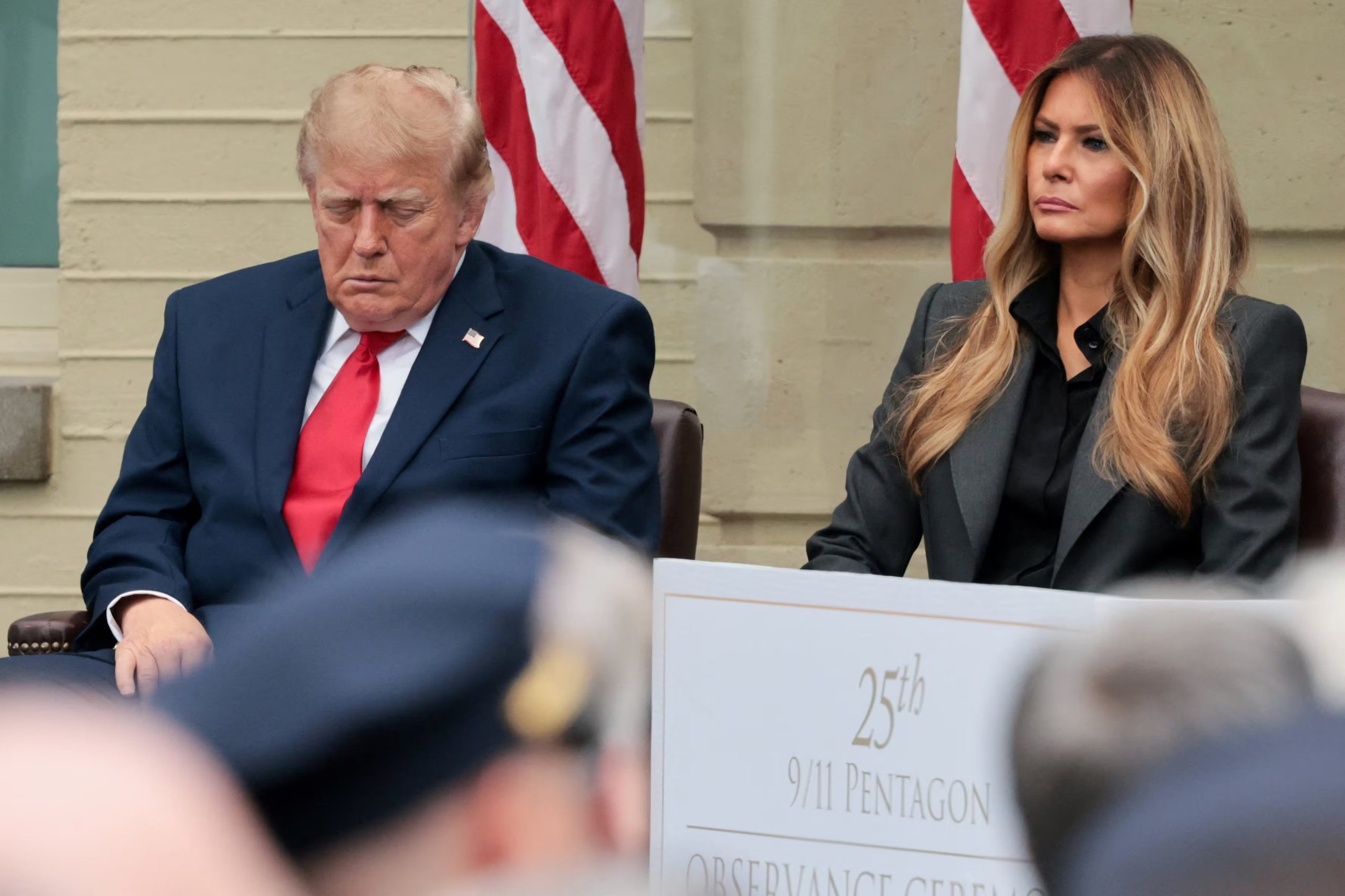 El presidente de Estados Unidos, Donald Trump, y la primera dama, Melania Trump, asisten a una ceremonia conmemorativa del 25.º aniversario del ataque al Pentágono del 11 de septiembre de 2001 (REUTERS/Jonathan Ernst)