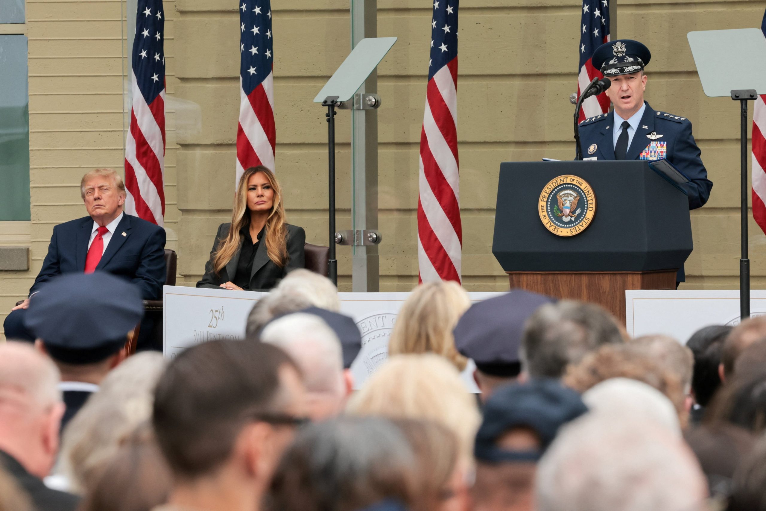 El presidente de Estados Unidos, Donald Trump, y la primera dama, Melania Trump, escuchan al jefe del Estado Mayor Conjunto, el general de la Fuerza Aérea Dan Caine, pronunciar un discurso durante una ceremonia conmemorativa del 25.º aniversario del ataque al Pentágono del 11 de septiembre de 2001 (REUTERS/Jonathan Ernst)