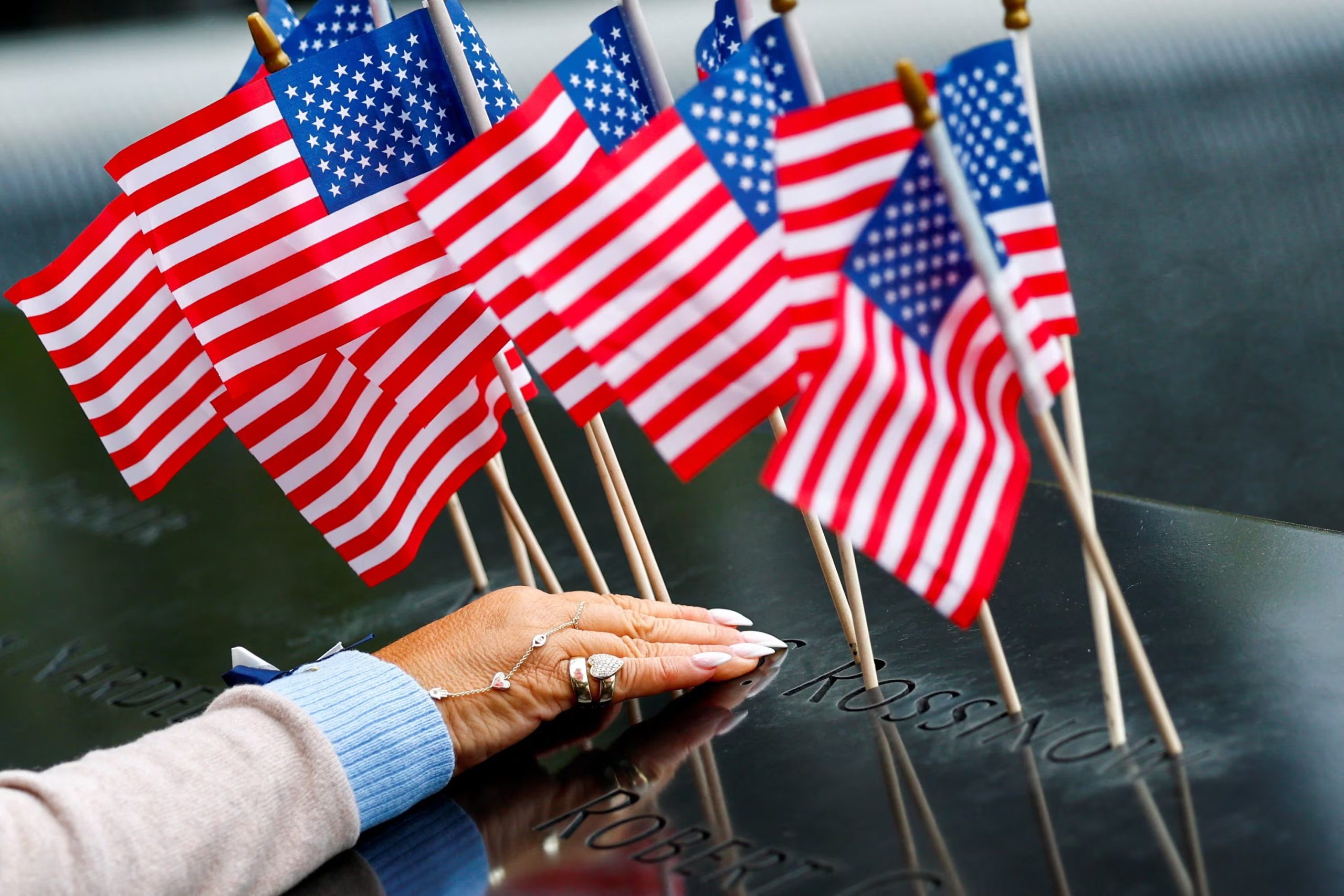 Susan Rossinow toca el nombre grabado de su esposo, Norman Rossinow, durante una ceremonia que conmemora el 25 aniversario de los ataques del 11 de septiembre de 2001 contra el World Trade Center, en la ciudad de Nueva York (REUTERS/Jeenah Moon/Pool)