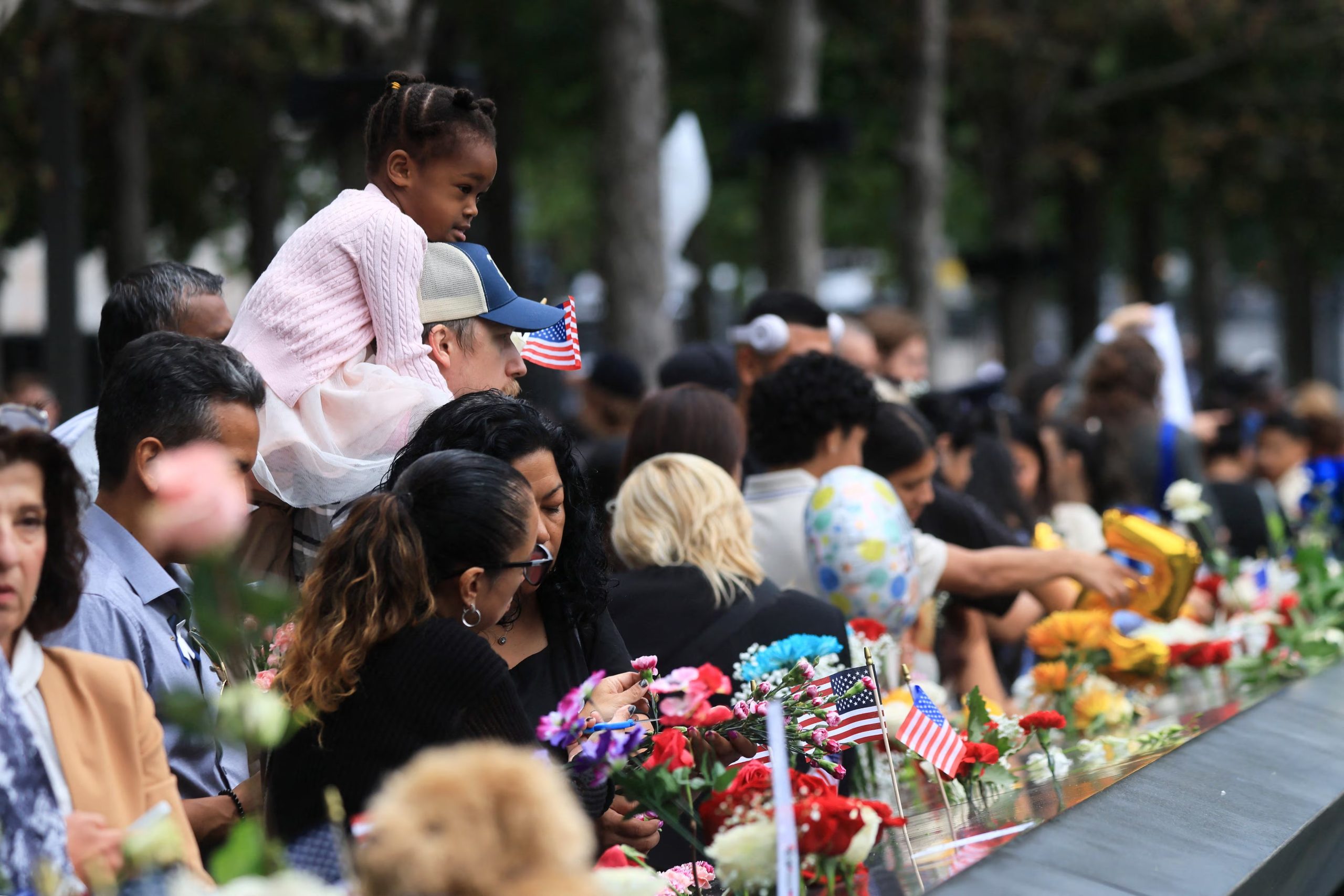 Varias personas se congregan en el monumento conmemorativo durante una ceremonia que celebra el 25 aniversario de los atentados del 11 de septiembre de 2001 contra el World Trade Center, en el Museo y Memorial Nacional del 11-S, en la ciudad de Nueva York (Spencer Platt/Pool vía REUTERS)