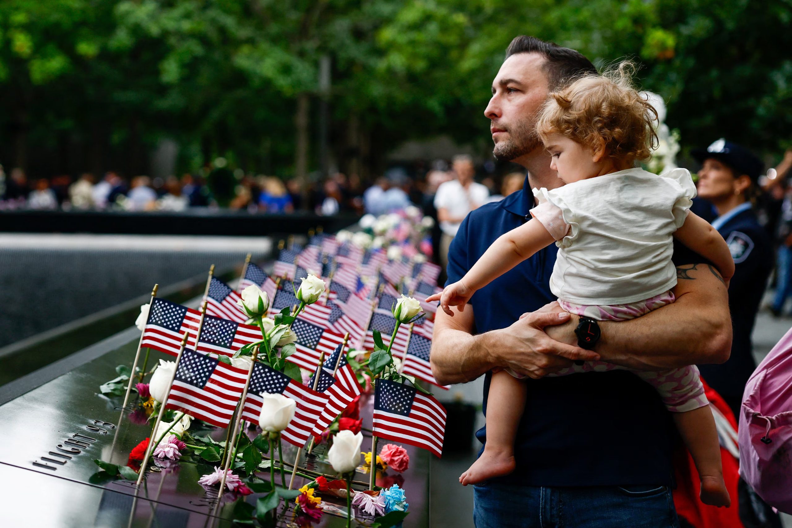 Matt Dunleavy y su hija Ellie Dunleavy participan en una ceremonia que conmemora el 25 aniversario de los atentados del 11 de septiembre de 2001 contra el World Trade Center, en la ciudad de Nueva York (REUTERS/Jeenah Moon/Pool)