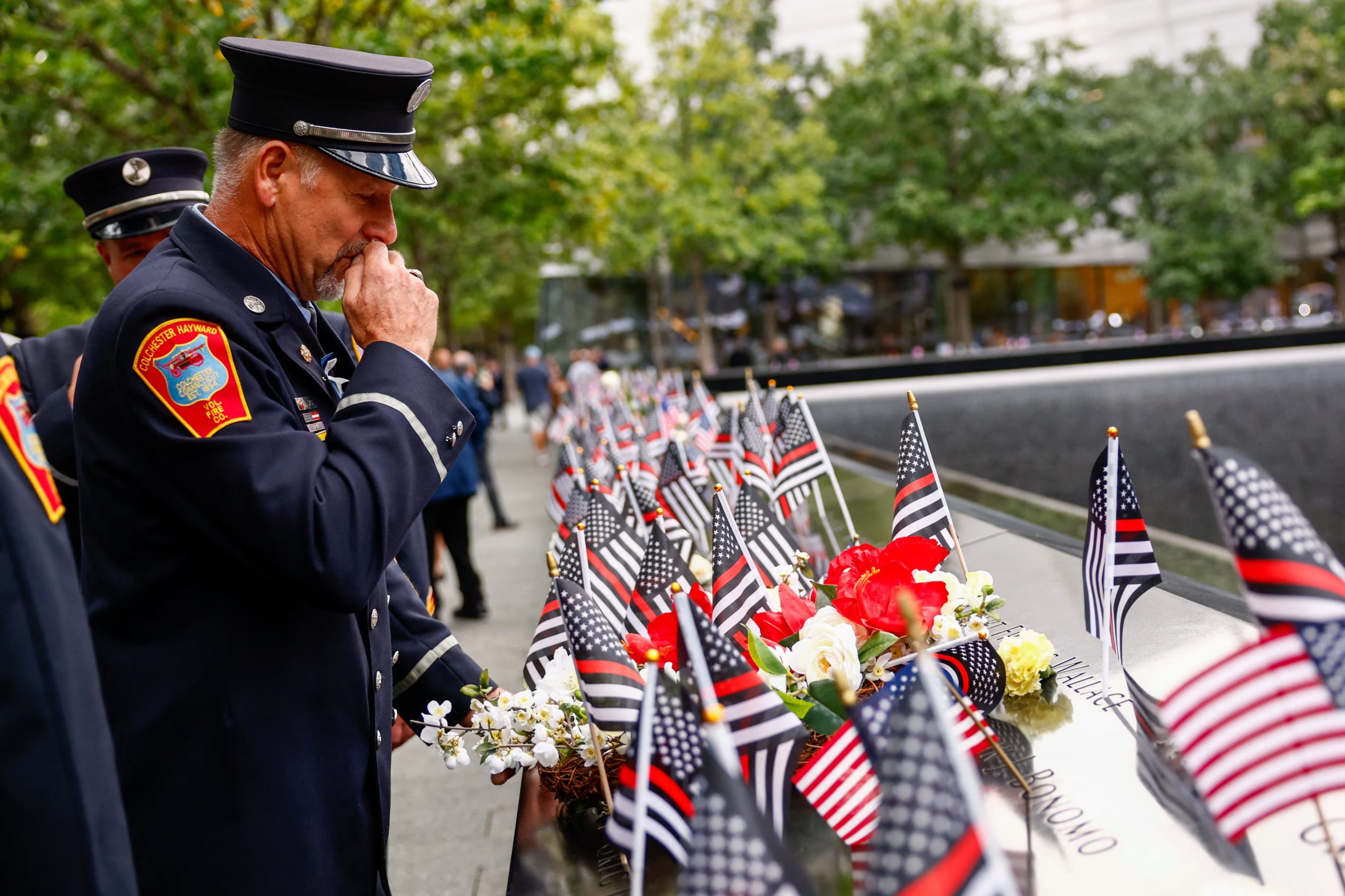 Bomberos del Departamento de Bomberos de Nueva York (FDNY) rinden homenaje junto a los estanques reflectantes del Memorial del 11-S (REUTERS/Jeenah Moon/Pool)