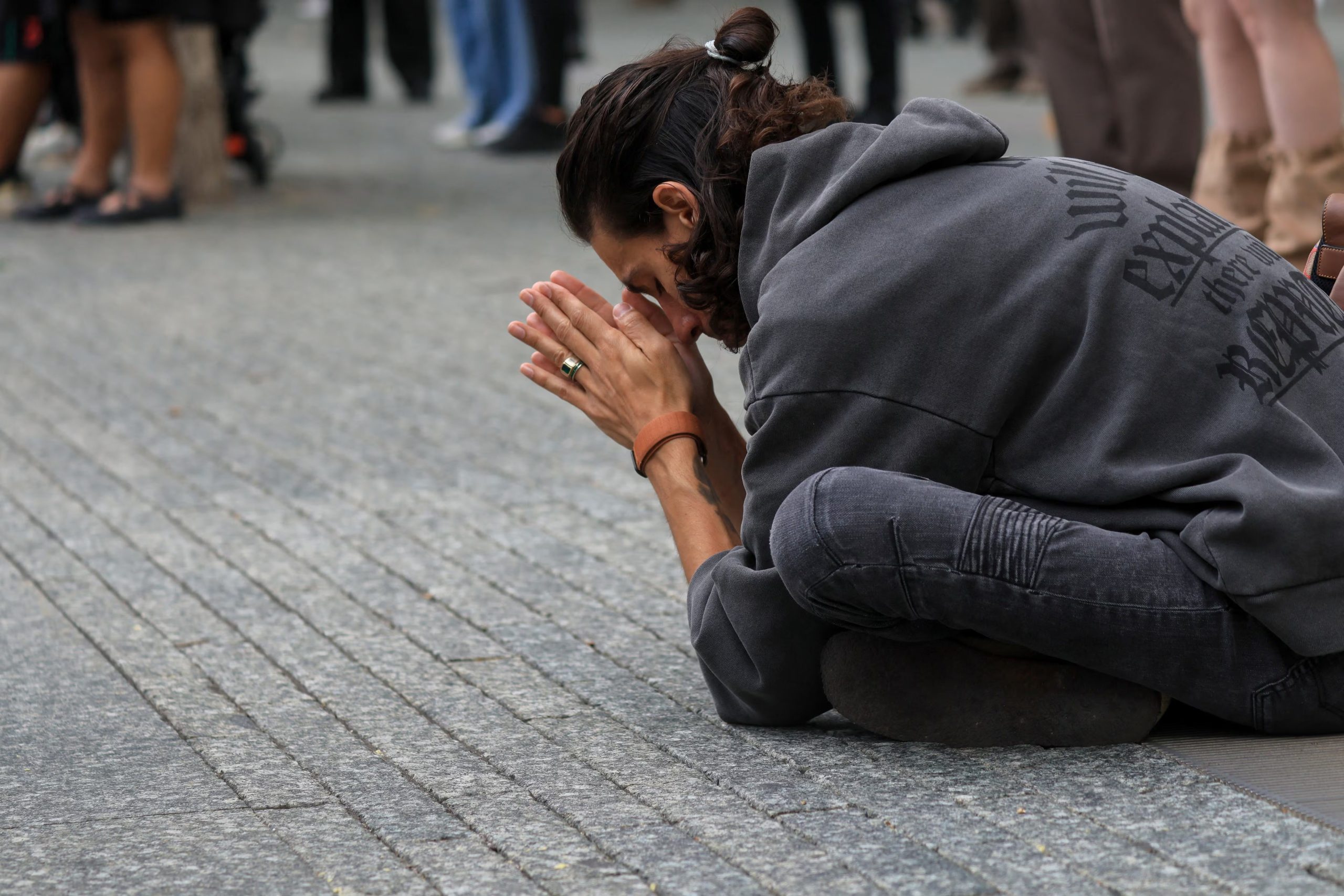 Una persona reza en el suelo durante una ceremonia que conmemora el 25 aniversario de los atentados del 11 de septiembre contra el World Trade Center en el Museo y Memorial Nacional del 11-S (Spencer Platt/Pool vía REUTERS)