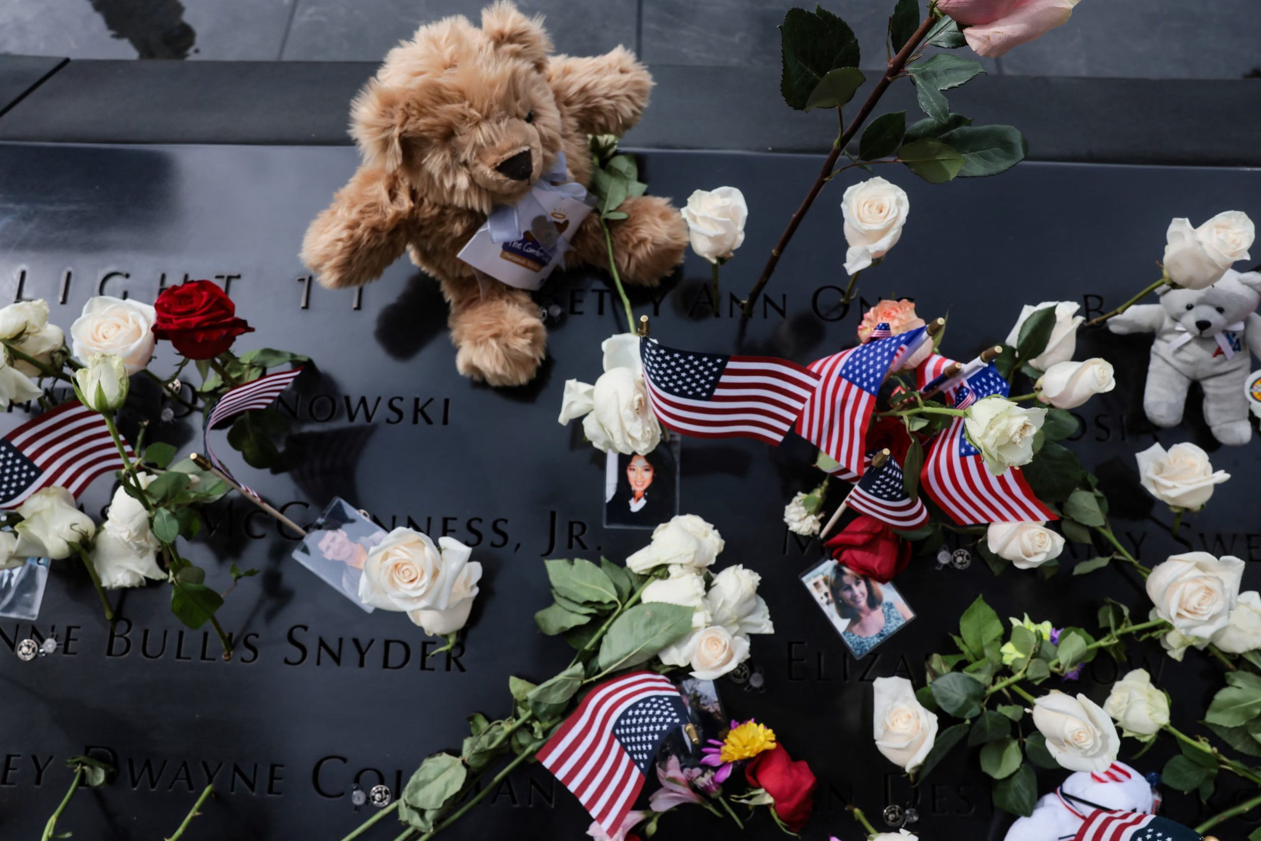 Fotografías de las víctimas del vuelo 11 en el monumento conmemorativo (Spencer Platt/Pool vía REUTERS)