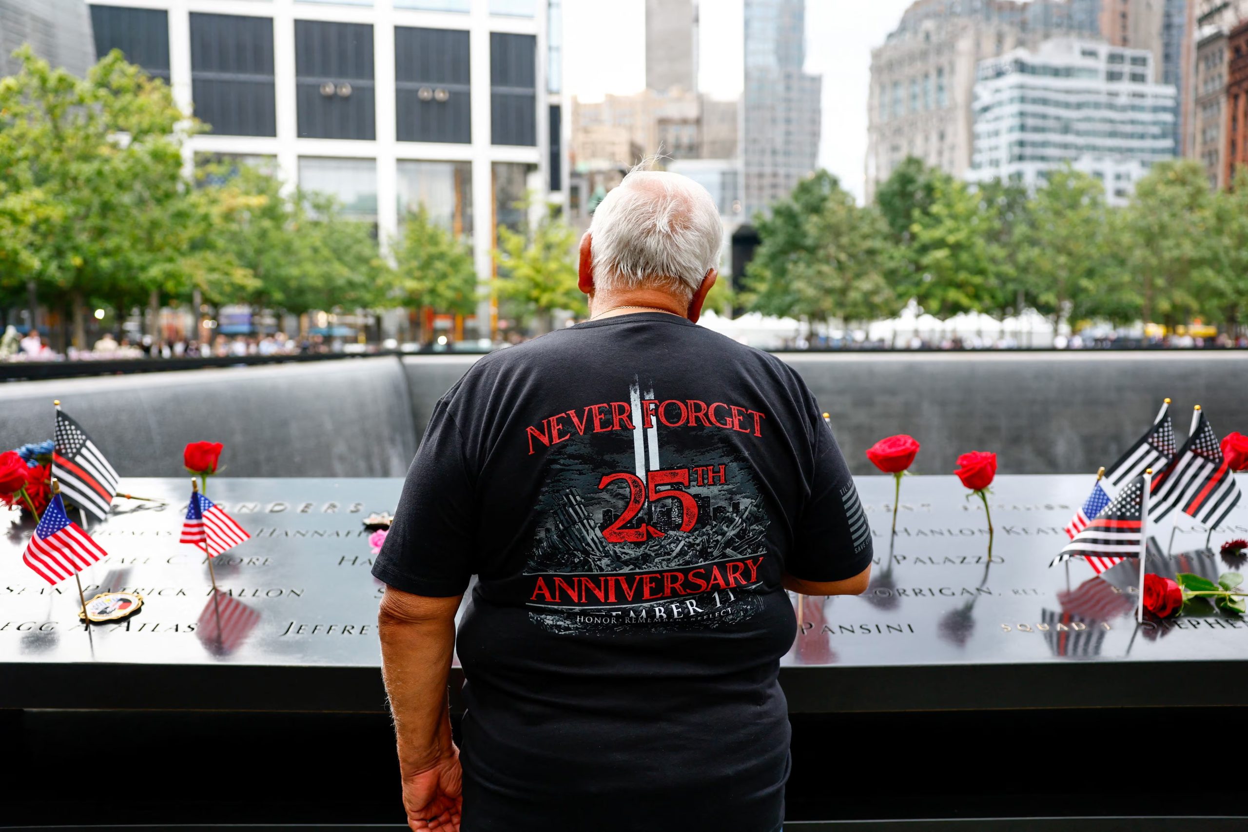 Un hombre, junto a los estanques reflectantes del Memorial del 11-S (REUTERS/Jeenah Moon/Pool)