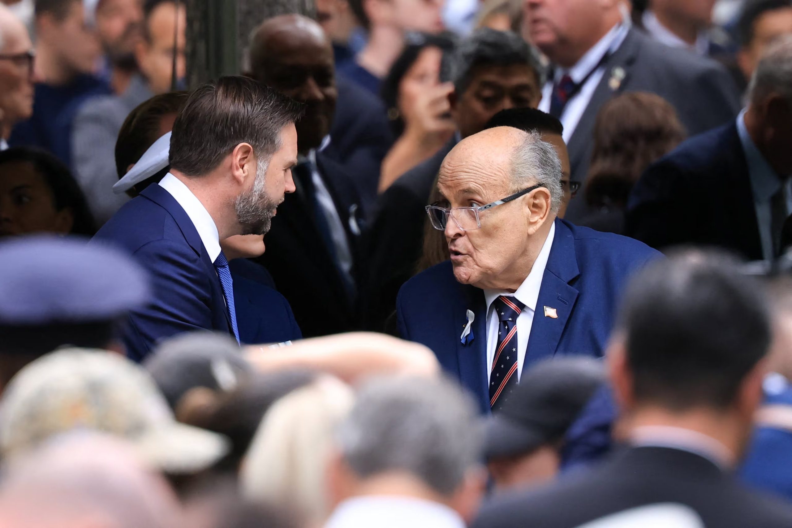 El vicepresidente de Estados Unidos, JD Vance, conversa con el exalcalde de la ciudad de Nueva York, Rudy Giuliani, durante una ceremonia que conmemora el 25.º aniversario de los atentados del 11 de septiembre de 2001 contra el World Trade Center (REUTERS/Brendan McDermid)