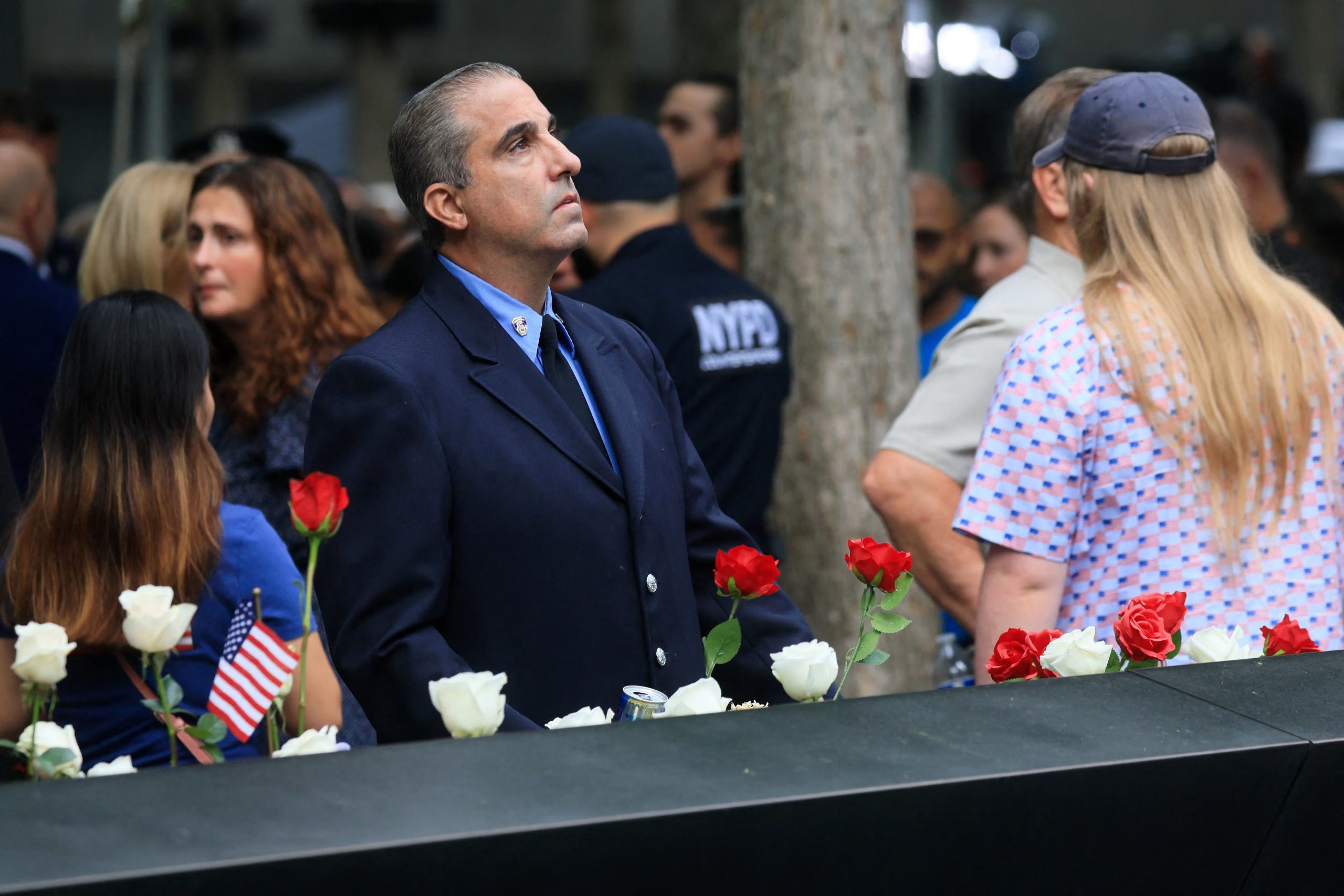 Personas se reúnen para conmemorar el 25 aniversario de los ataques del 11 de septiembre contra el World Trade Center en el Museo y Memorial Nacional del 11-S (Spencer Platt/Pool vía REUTERS)
