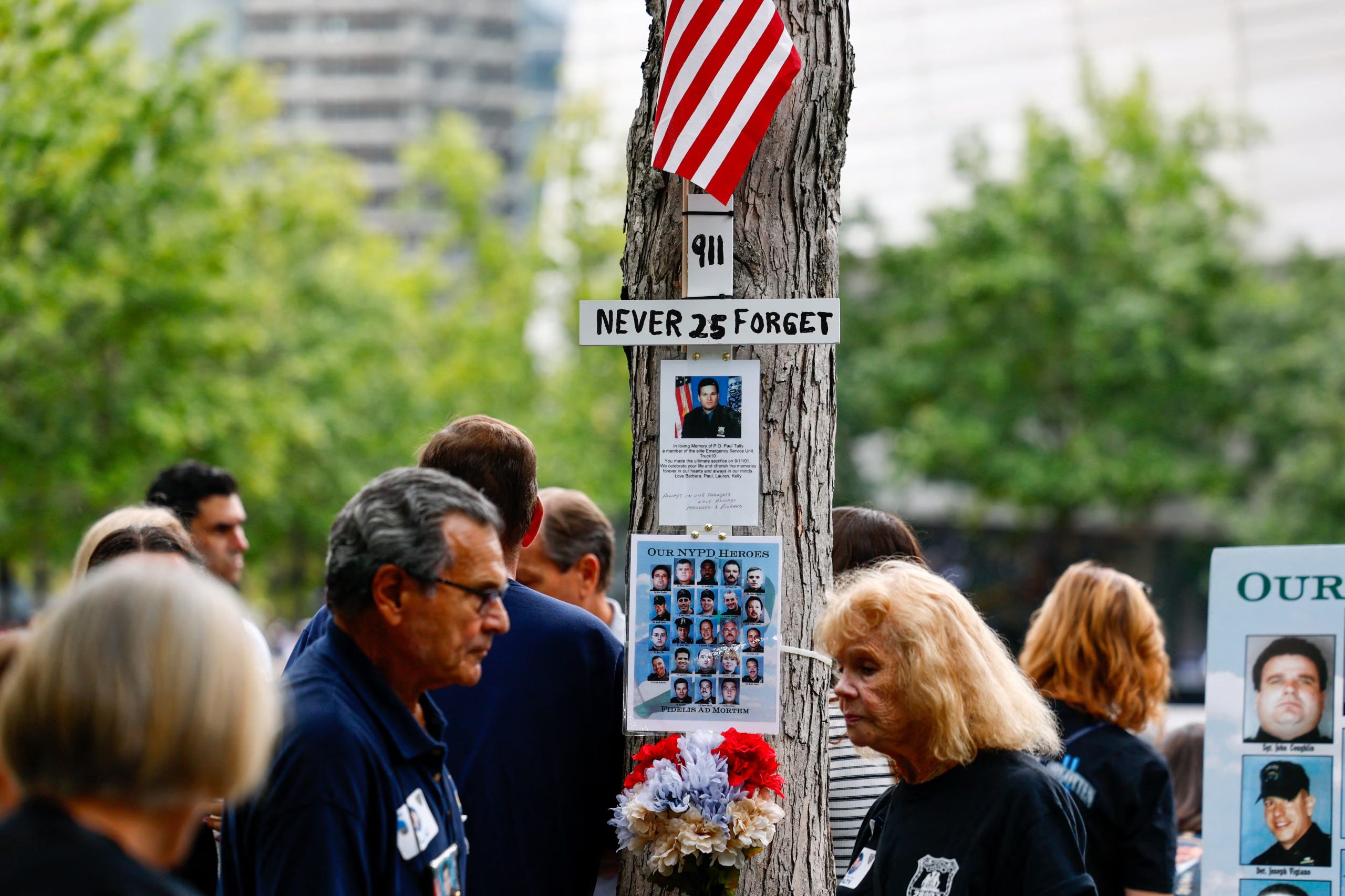 Varias personas se congregan junto a los estanques reflectantes del Memorial del 11-S (REUTERS/Jeenah Moon/Pool)