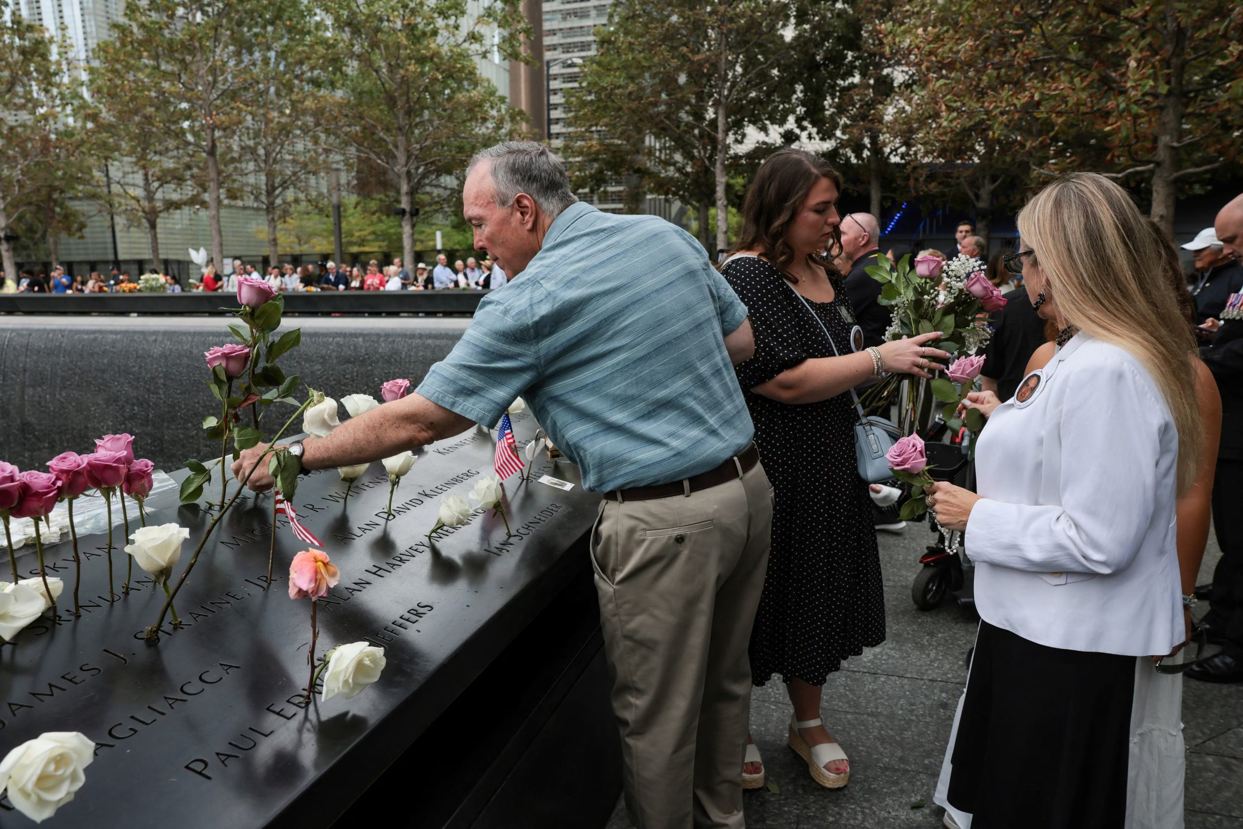 Varias personas se congregan en el monumento conmemorativo durante una ceremonia que celebra el 25 aniversario de los atentados del 11 de septiembre de 2001 (Spencer Platt/Pool vía REUTERS)