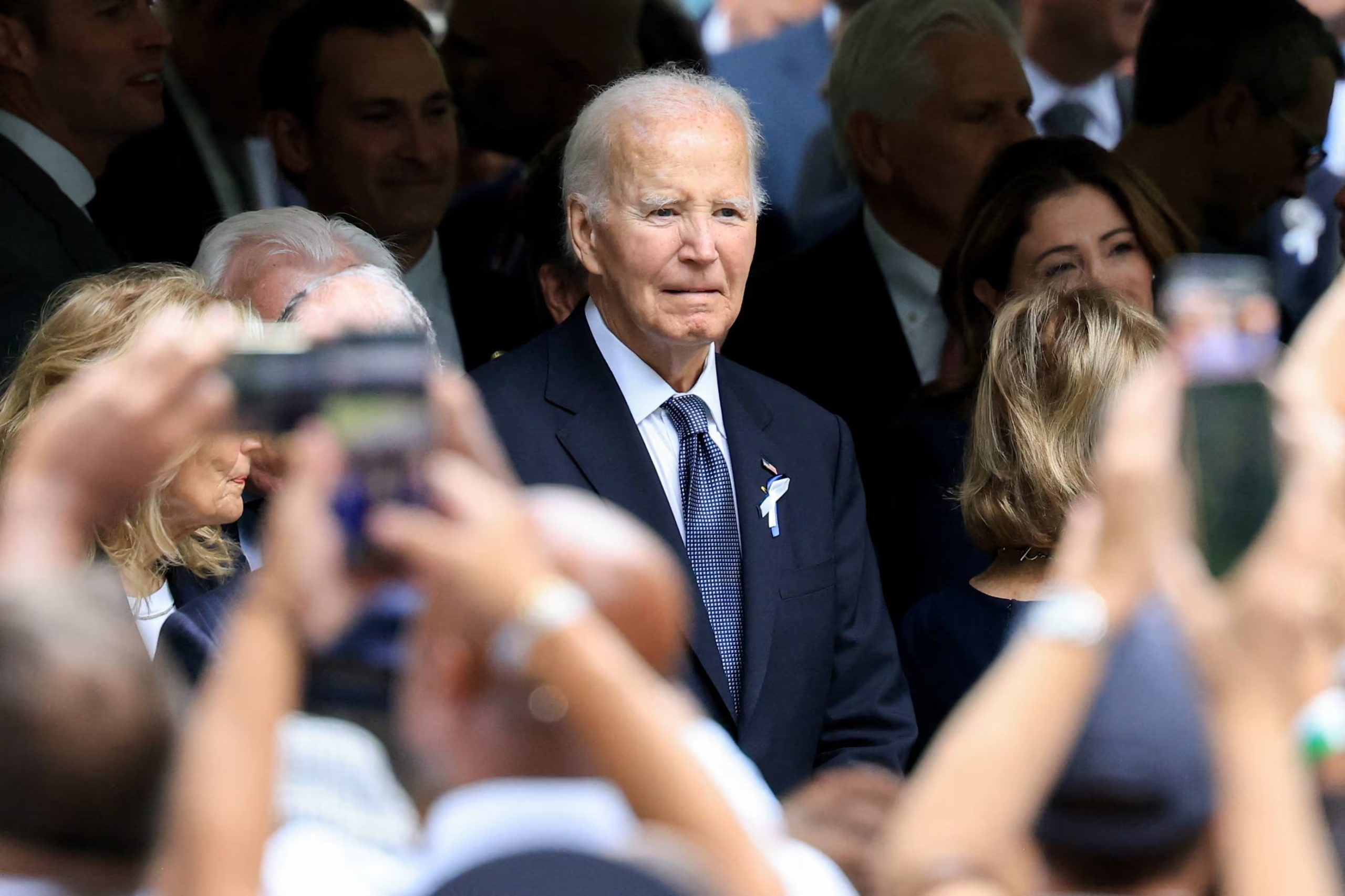 El expresidente estadounidense Joe Biden asiste a una ceremonia conmemorativa del 25 aniversario de los atentados del 11 de septiembre de 2001 contra el World Trade Center, en la ciudad de Nueva York, Estados Unidos, el 11 de septiembre de 2026. REUTERS/Brendan McDermid