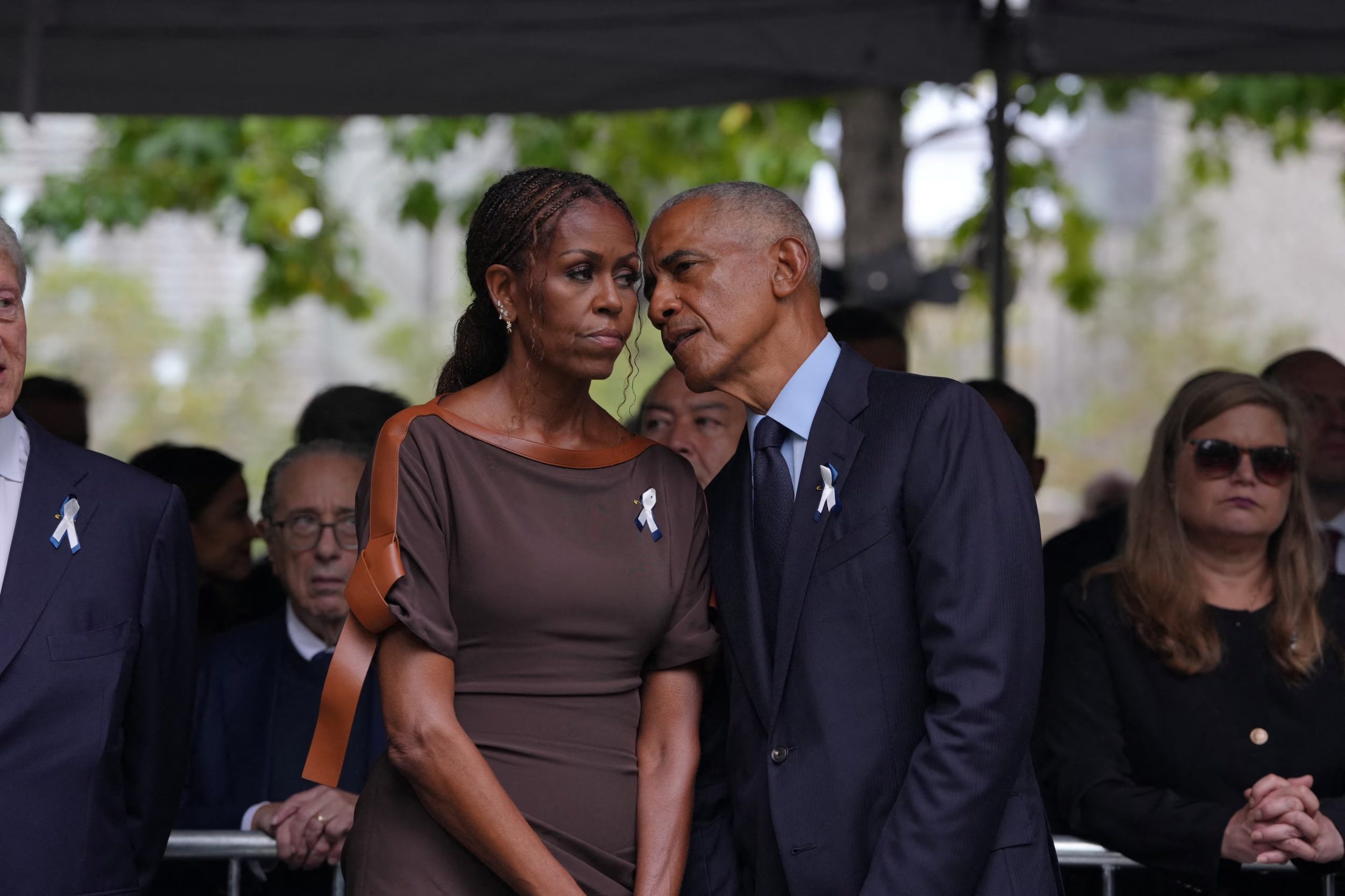 La ex primera dama Michelle Obama y el expresidente Barack Obama asistieron a la ceremonia de conmemoración del 25.º aniversario del 11-S en el Museo y Monumento Nacional del 11-S en Nueva York el viernes 11 de septiembre de 2026. Hiroko Masuike/Pool vía REUTERS
