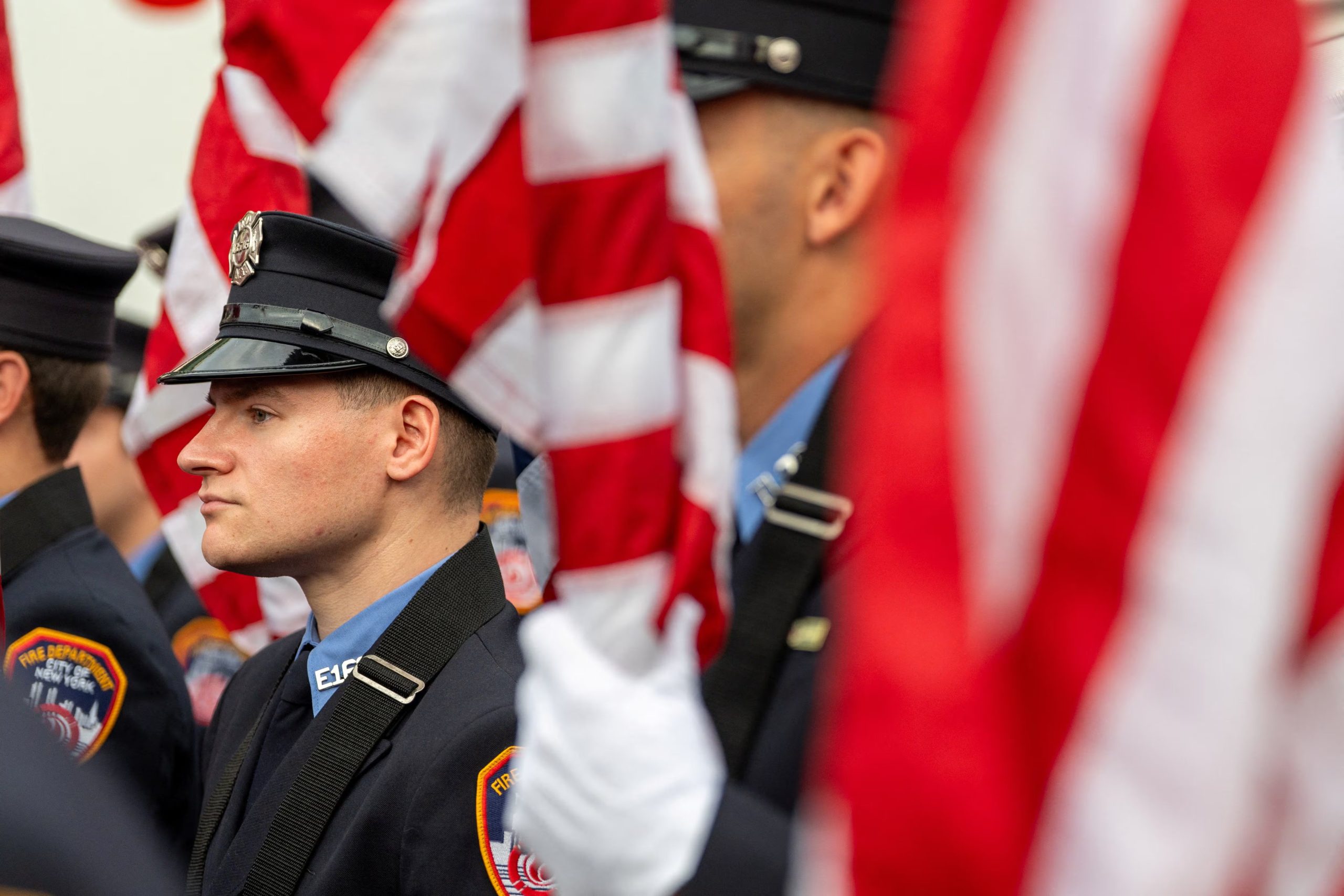 Bomberos de la guardia de honor esperan el inicio de la procesión en el servicio conmemorativo del Departamento de Bomberos de la Ciudad de Nueva York (FDNY), previo al 25.º aniversario de los ataques del 11 de septiembre de 2001 contra el World Trade Center, en el distrito de Staten Island de la ciudad de Nueva York, EE. UU., 9 de septiembre de 2026. REUTERS/David 'Dee' Delgado