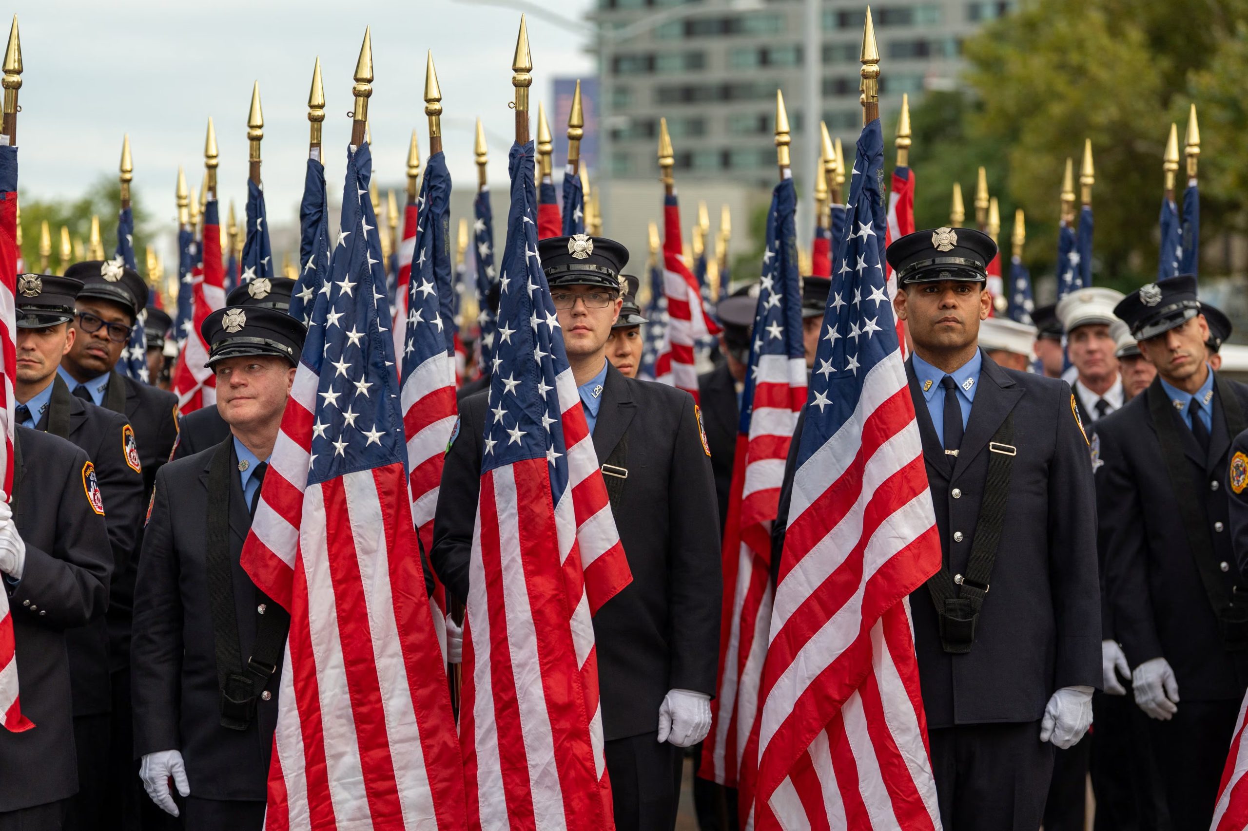 Bomberos de la guardia de honor esperan el inicio de la procesión en el servicio conmemorativo del Departamento de Bomberos de la Ciudad de Nueva York (FDNY), previo al 25.º aniversario de los ataques del 11 de septiembre de 2001 contra el World Trade Center, en el distrito de Staten Island de la ciudad de Nueva York, EE. UU., 9 de septiembre de 2026. REUTERS/David 'Dee' Delgado