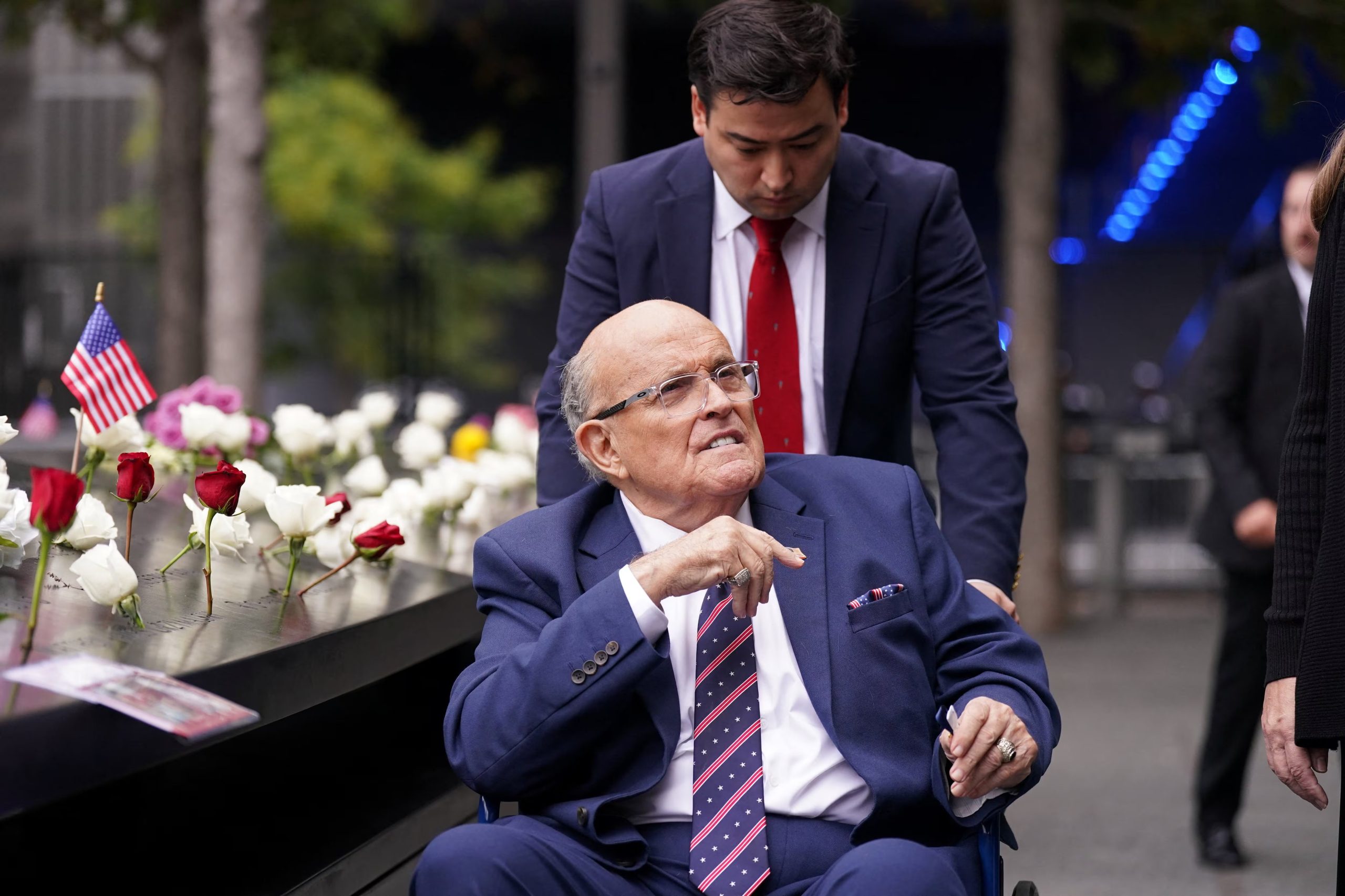 El exalcalde Rudy Giuliani entra al monumento conmemorativo del 25 aniversario de los atentados del 11 de septiembre de 2001 contra el World Trade Center, en Nueva York, EE. UU., 11 de septiembre de 2026. Adam Gray/Pool vía REUTERS