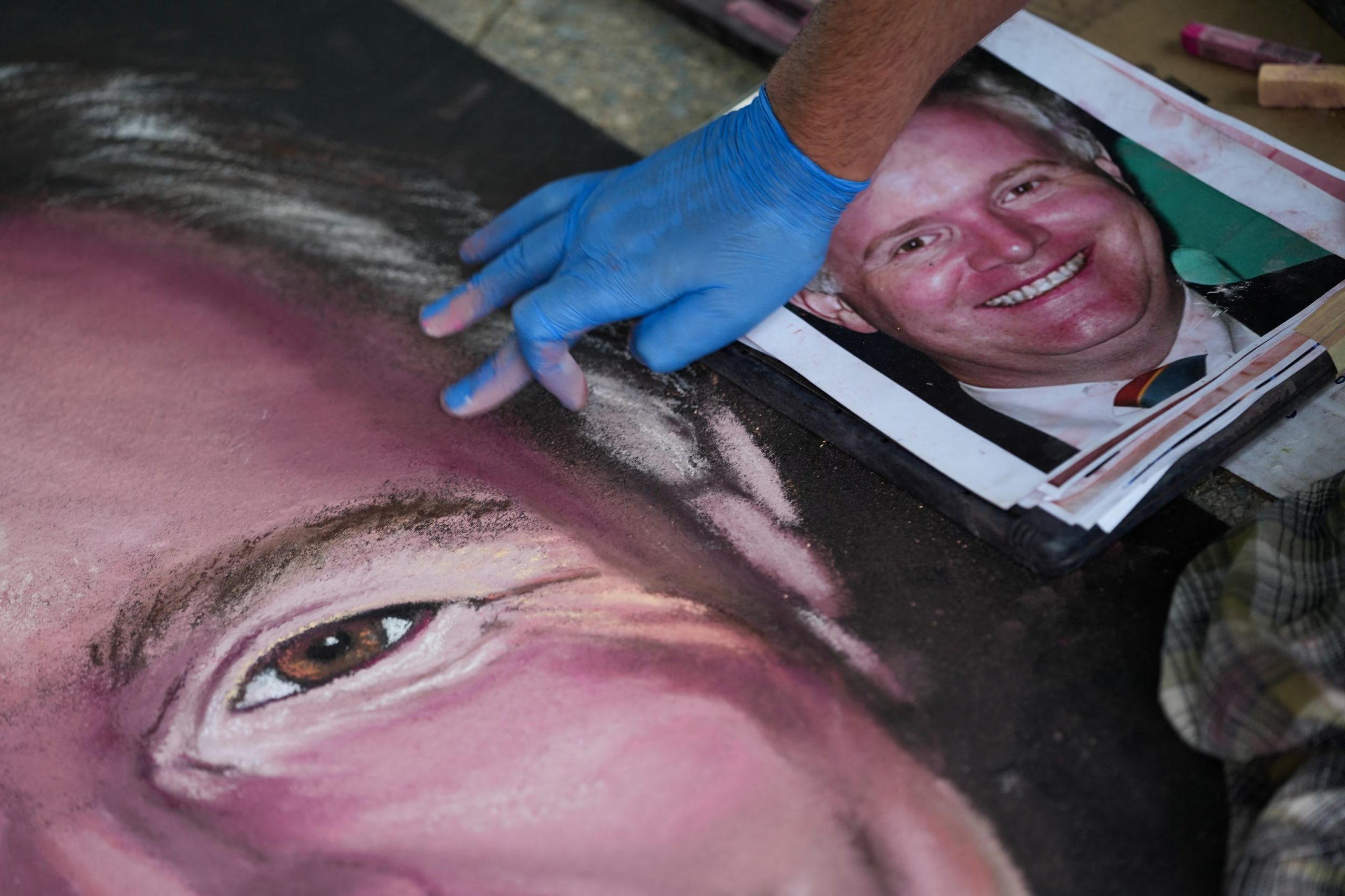 El artista Jesse Lubera trabaja en un retrato a la tiza de Edward Felt, pasajero del vuelo 93, cerca del Monumento Nacional del Vuelo 93, que conmemora a las víctimas del accidente aéreo ocurrido el 11 de septiembre de 2001, cuando el avión secuestrado se estrelló en un campo abierto. La imagen se encuentra en Stonycreek Township, cerca de Shanksville, en el condado de Somerset, Pensilvania, EE. UU., el 11 de septiembre de 2026. REUTERS/Nathan Howard