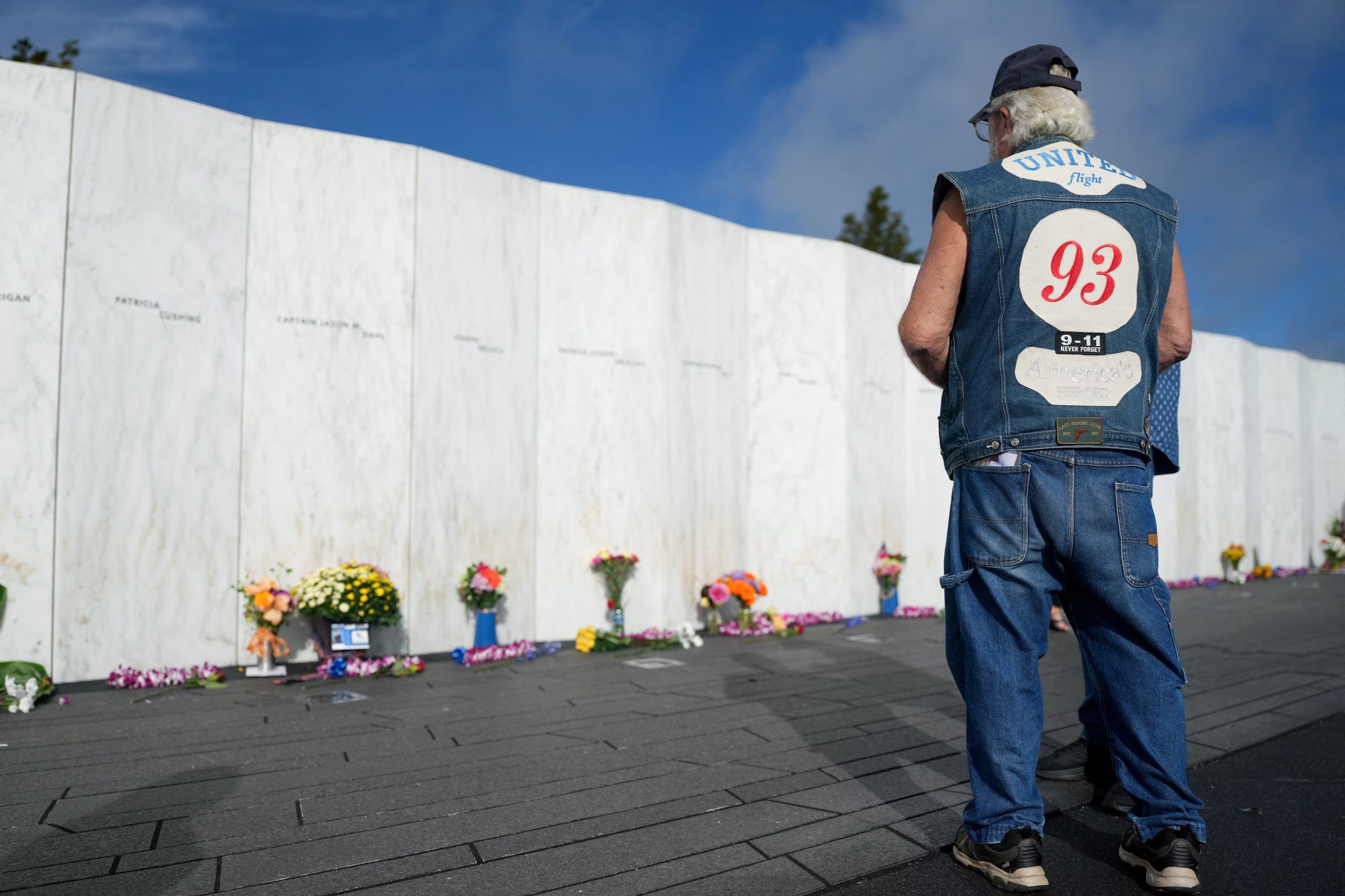 Un hombre se encuentra frente al Muro de los Nombres durante una ceremonia celebrada en el Monumento Nacional del Vuelo 93, en conmemoración de las víctimas del accidente aéreo. REUTERS/Nathan Howard