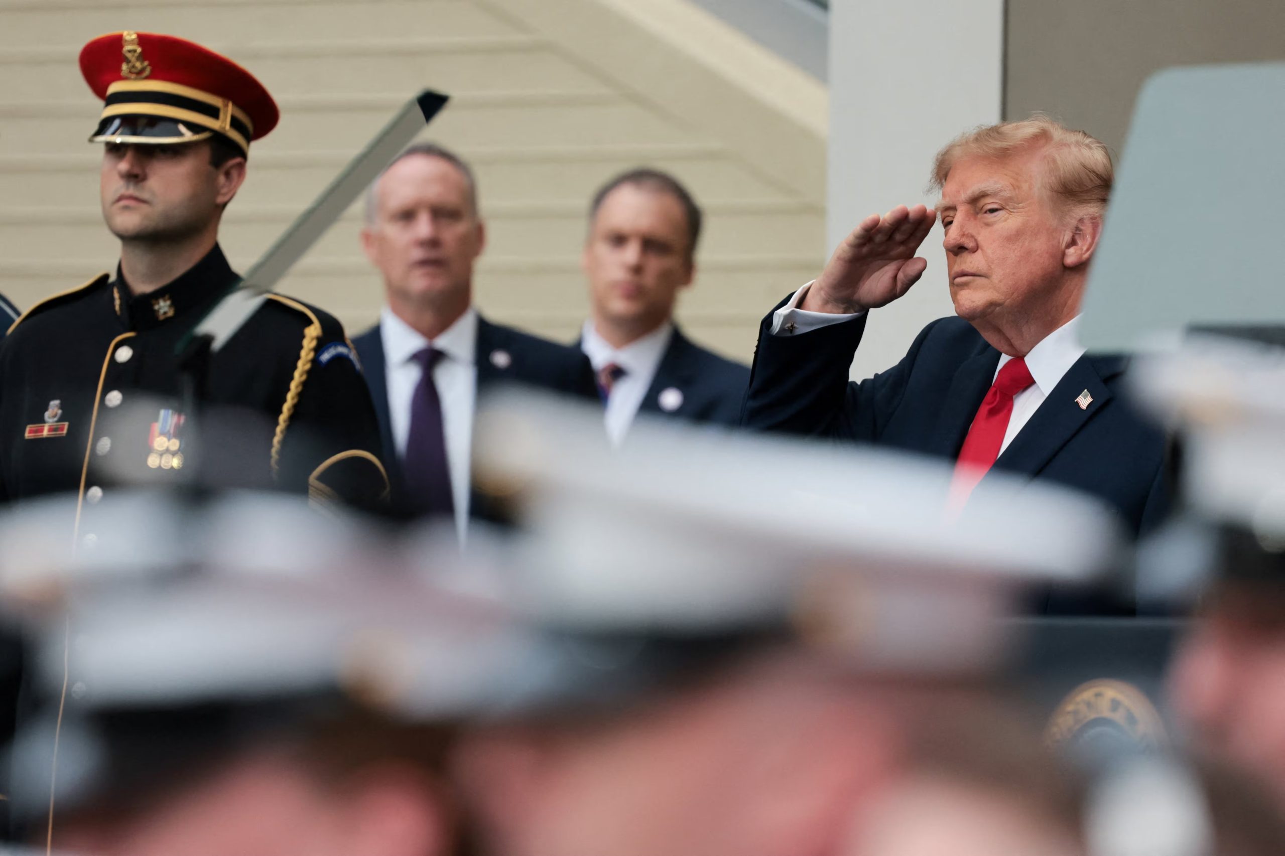 El presidente de Estados Unidos, Donald Trump, saluda durante una ceremonia conmemorativa del 25.º aniversario del ataque al Pentágono el 11 de septiembre de 2001, en Washington, D.C., el 11 de septiembre de 2026 (REUTERS/Jonathan Ernst)