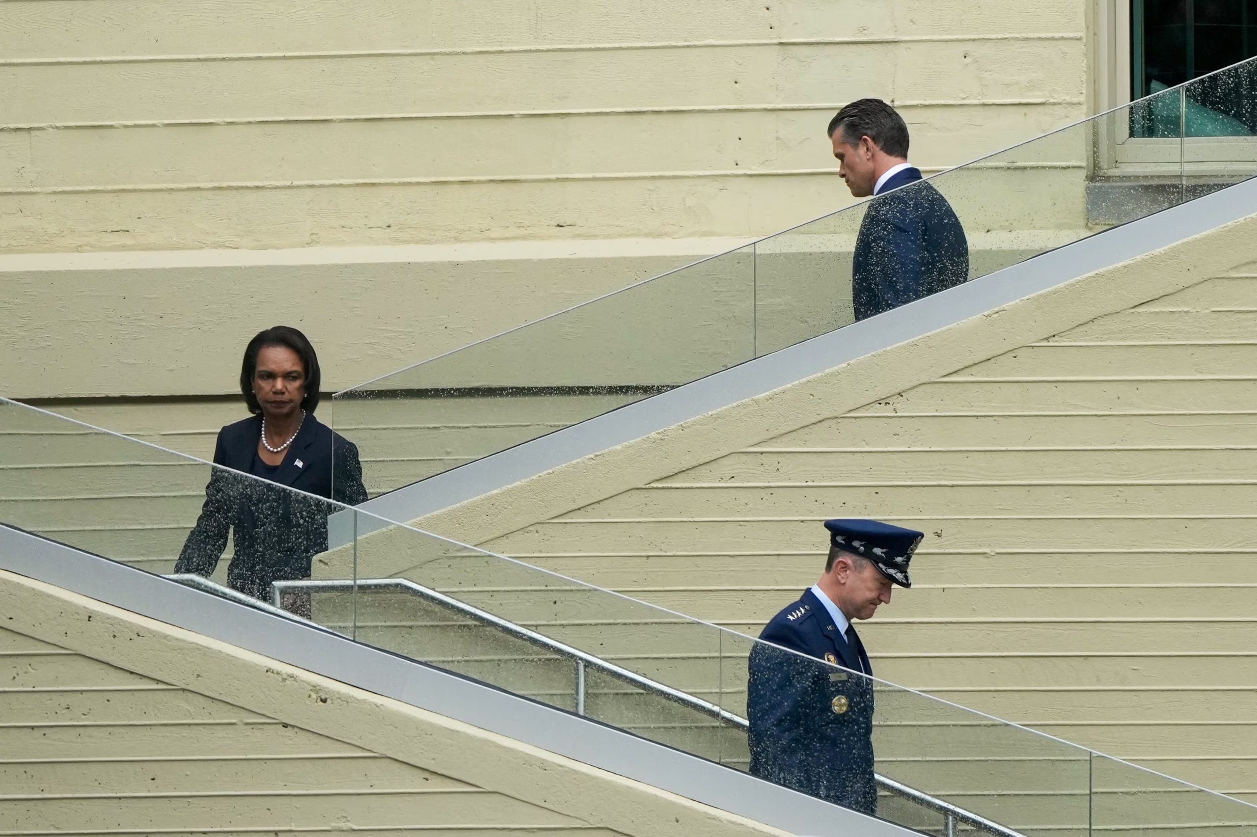 El secretario de Defensa de Estados Unidos, Pete Hegseth, la exsecretaria de Estado de Estados Unidos, Condoleezza Rice, y el presidente del Estado Mayor Conjunto, el general de la Fuerza Aérea Dan Caine, llegan a una ceremonia conmemorativa del 25.º aniversario del ataque al Pentágono del 11 de septiembre de 2001, en Washington (REUTERS/Elizabeth Frantz)