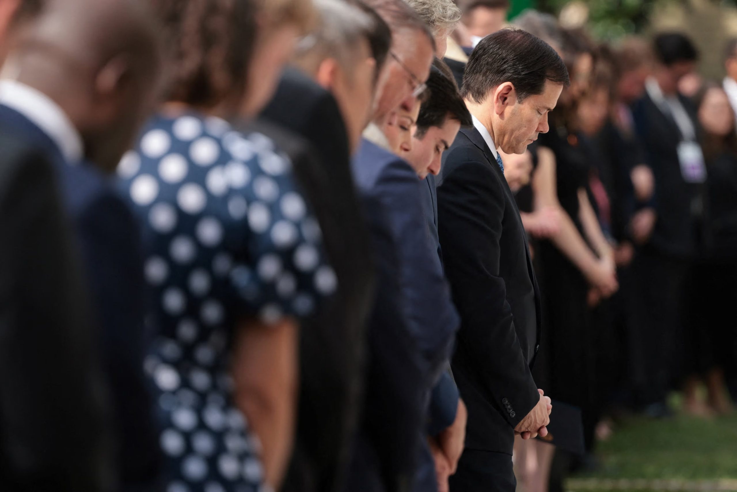 El secretario de Estado estadounidense, Marco Rubio, reza al término de una ceremonia conmemorativa del 25 aniversario del ataque al Pentágono del 11 de septiembre de 2001 (REUTERS/Jonathan Ernst)