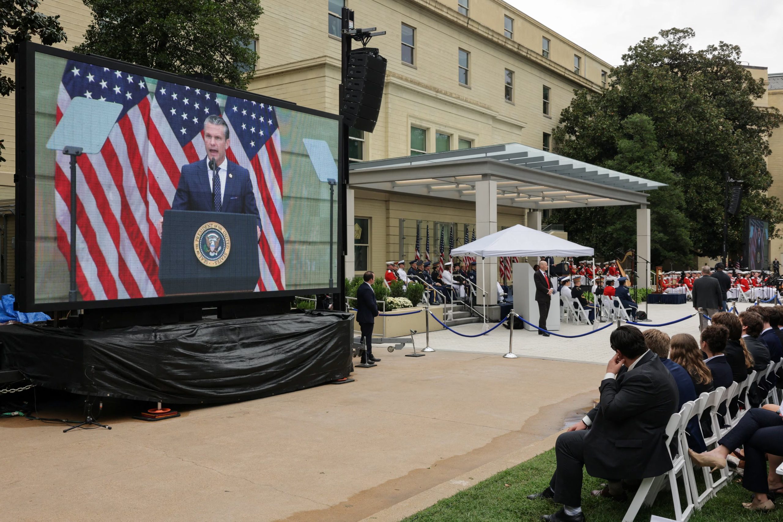 Una pantalla muestra al secretario de Defensa de Estados Unidos, Pete Hegseth, pronunciando un discurso durante una ceremonia conmemorativa del 25 aniversario del ataque al Pentágono el 11 de septiembre de 2001 (REUTERS/Jonathan Ernst)
