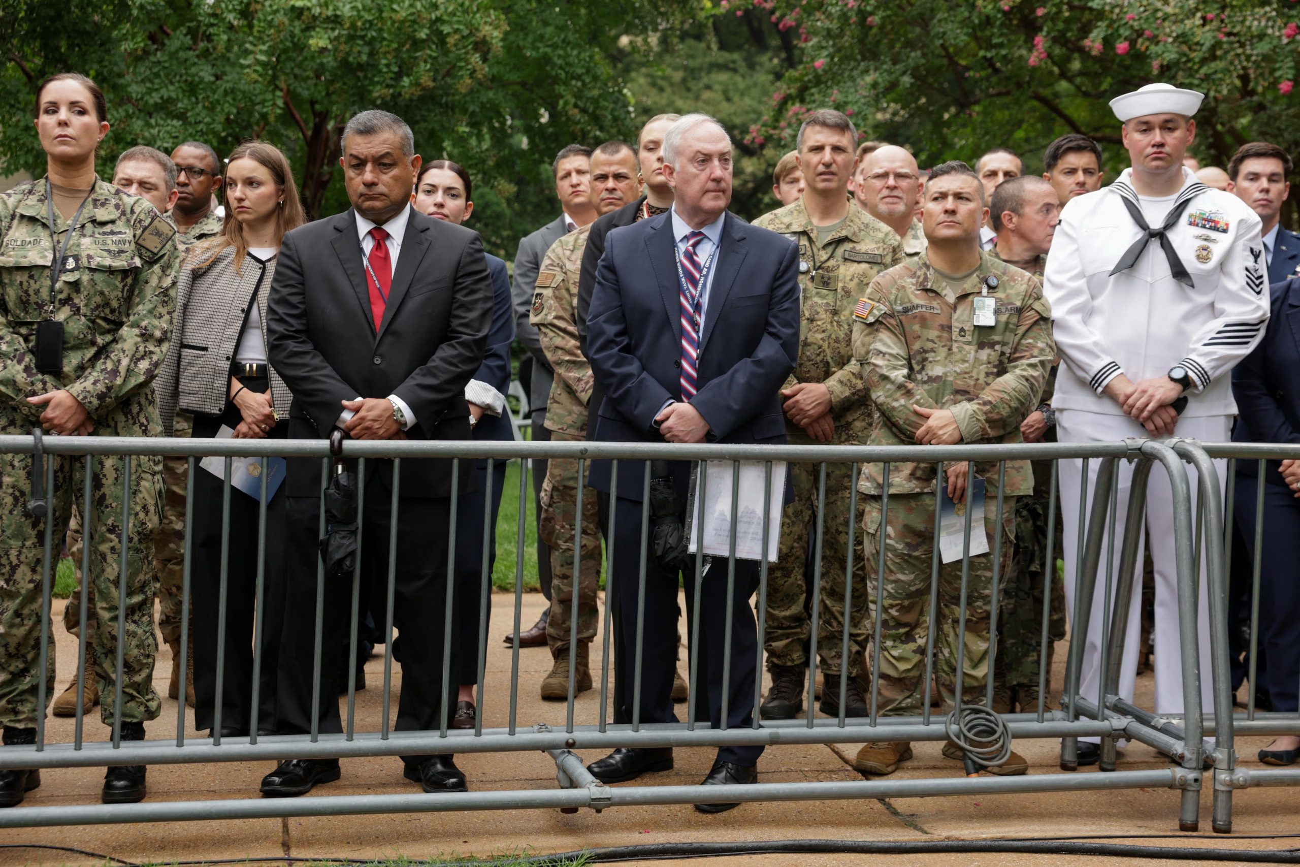 Miembros de las Fuerzas Armadas y de la Marina de los Estados Unidos asisten a una ceremonia conmemorativa del 25.º aniversario del ataque al Pentágono del 11 de septiembre de 2001 (REUTERS/Jonathan Ernst)