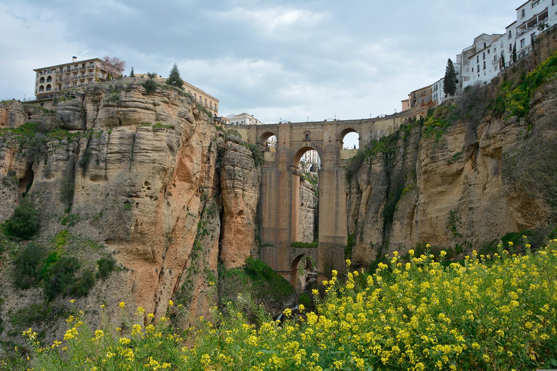 El Puente Nuevo une las dos partes de Ronda sobre el Tajo, una garganta excavada por el río Guadalevín que supera los 100 metros de profundidad (Pixabay)