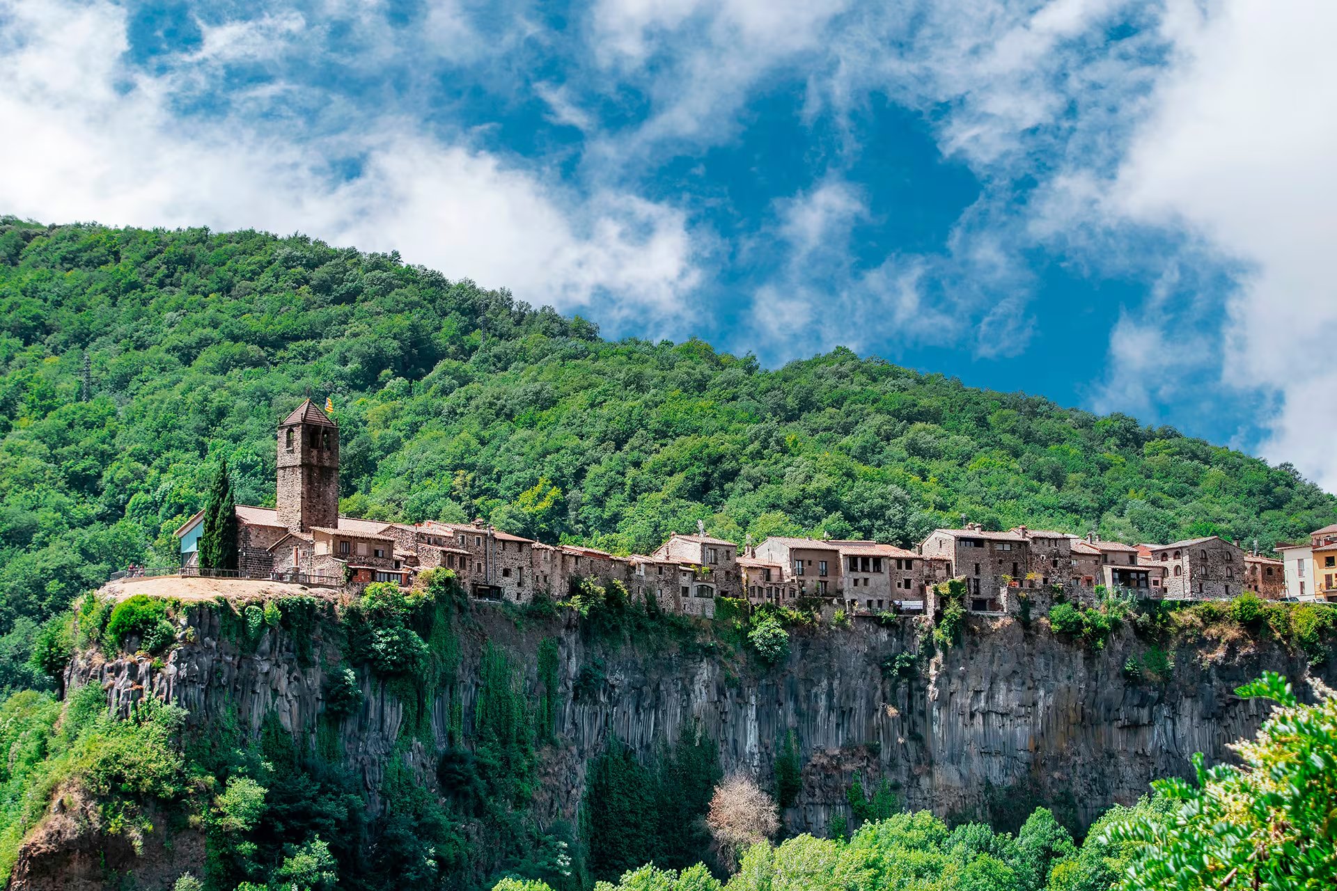 El casco urbano de Castellfollit de la Roca ocupa una estrecha plataforma de basalto formada por antiguas coladas de lava en Cataluña (Pexels)