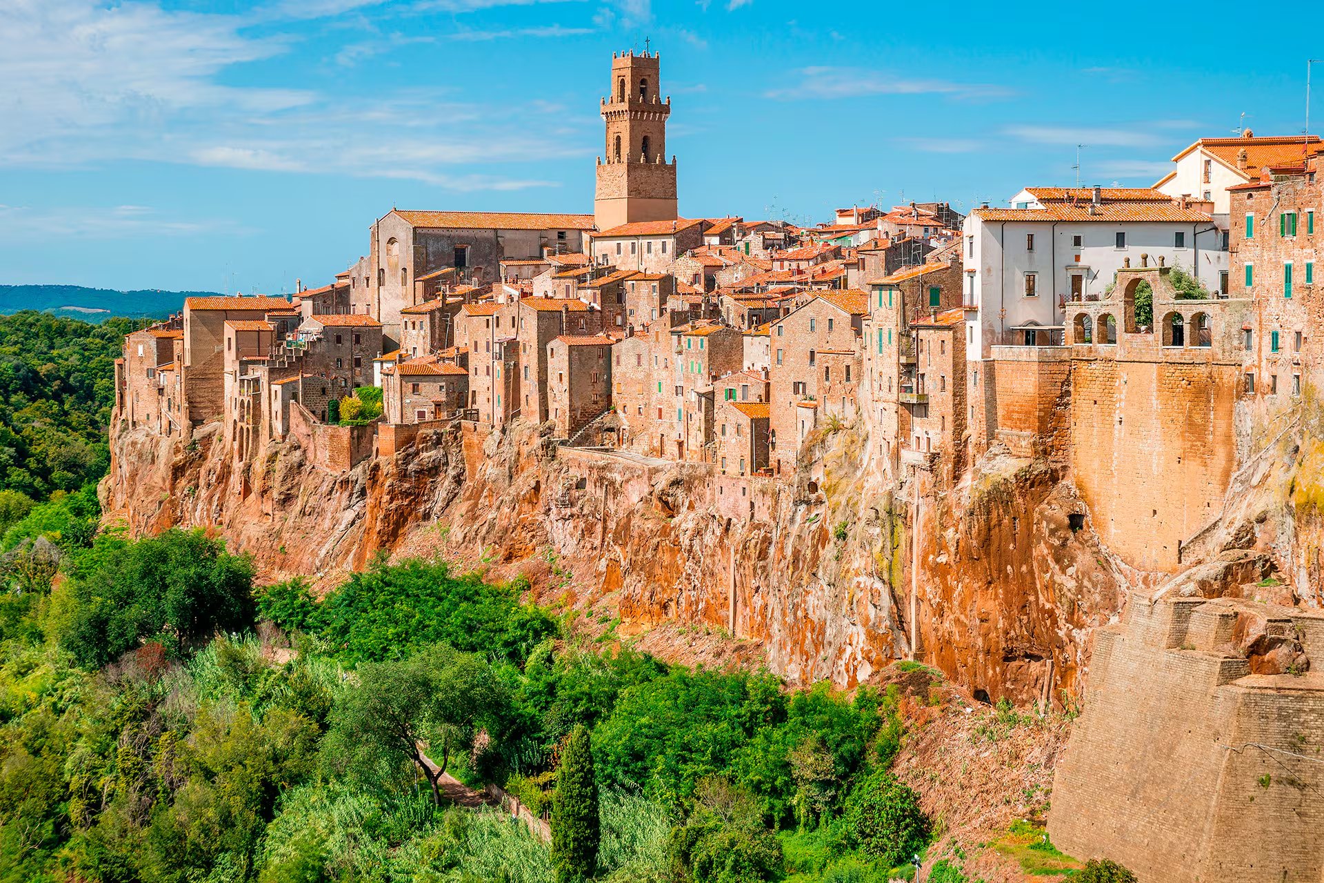 Pitigliano se levanta sobre un promontorio de toba volcánica en el sur de la Toscana, entre cañones y caminos excavados en la roca (Pexels)