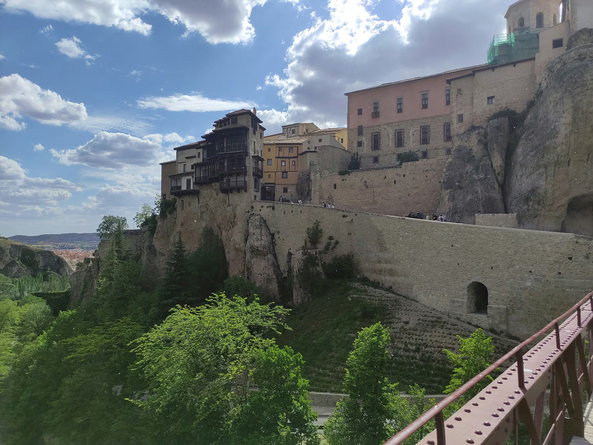 Las Casas Colgadas de Cuenca se asoman sobre la hoz del río Huécar, uno de los paisajes más reconocibles de la ciudad histórica (Unsplash)