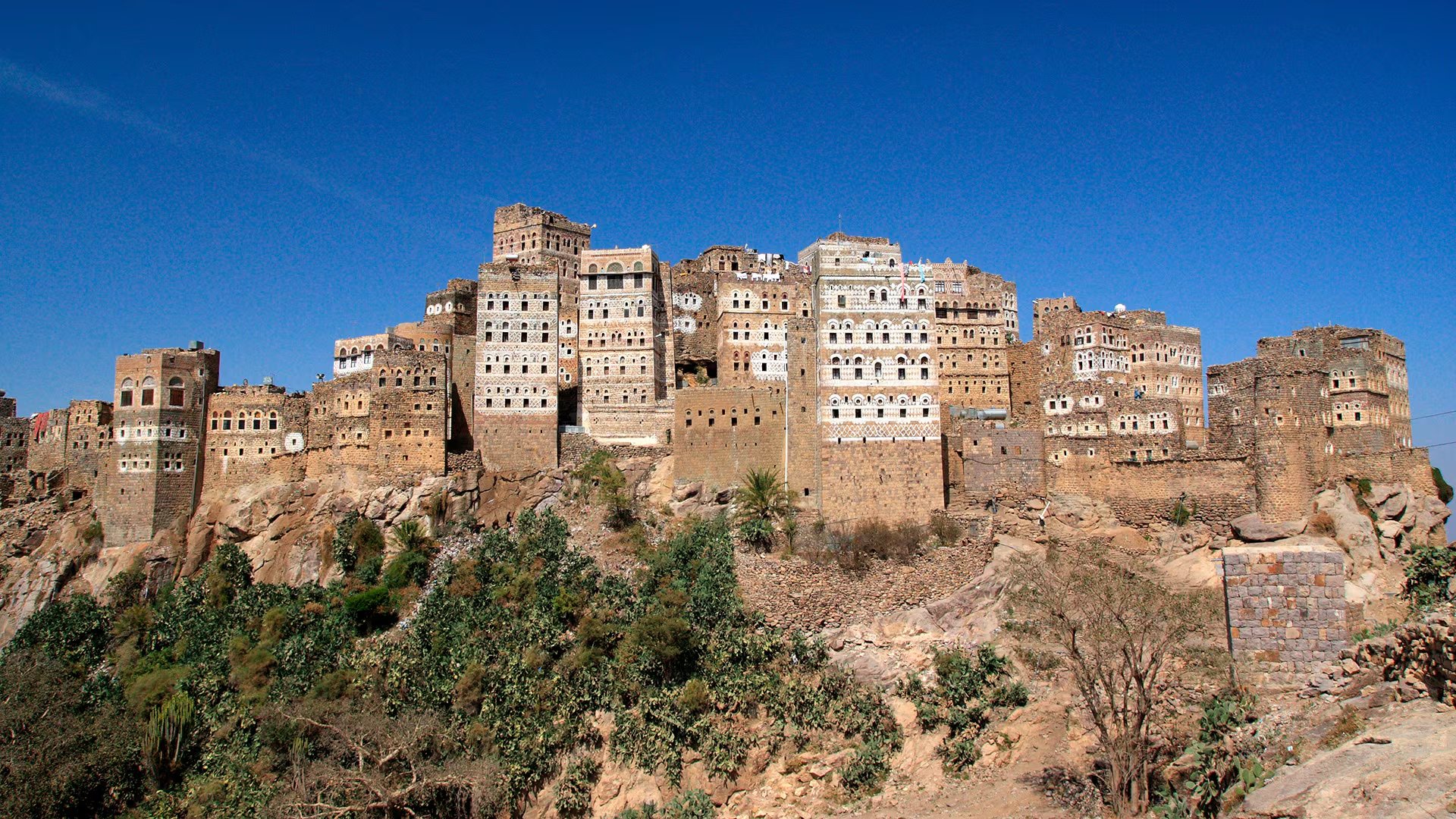 Las construcciones de piedra de Al-Hajarah coronan un espolón montañoso de la cordillera de Haraz, a más de 2.000 metros de altitud (Wikipedia)