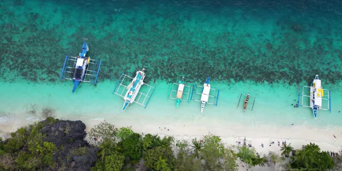 Entalula Beach, Filipinas Entalula Beach, en Palawan, alcanzó el primer puesto del ranking de The World’s 50 Best Beaches 2026 por su entorno de piedra caliza y aguas transparentes (Captura/YouTube)