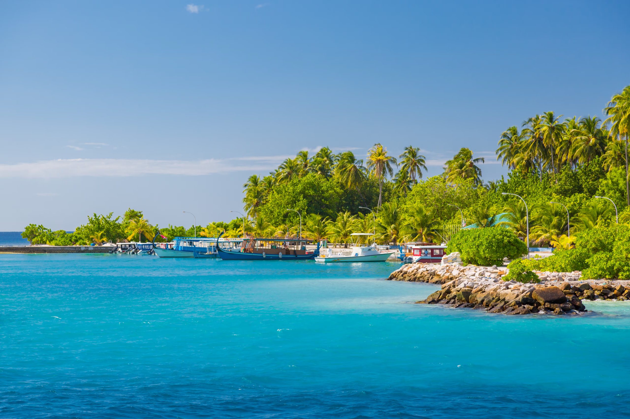Dhigurah, Maldivas Dhigurah es una isla habitada de Maldivas conocida por sus playas y las excursiones de observación de fauna marina