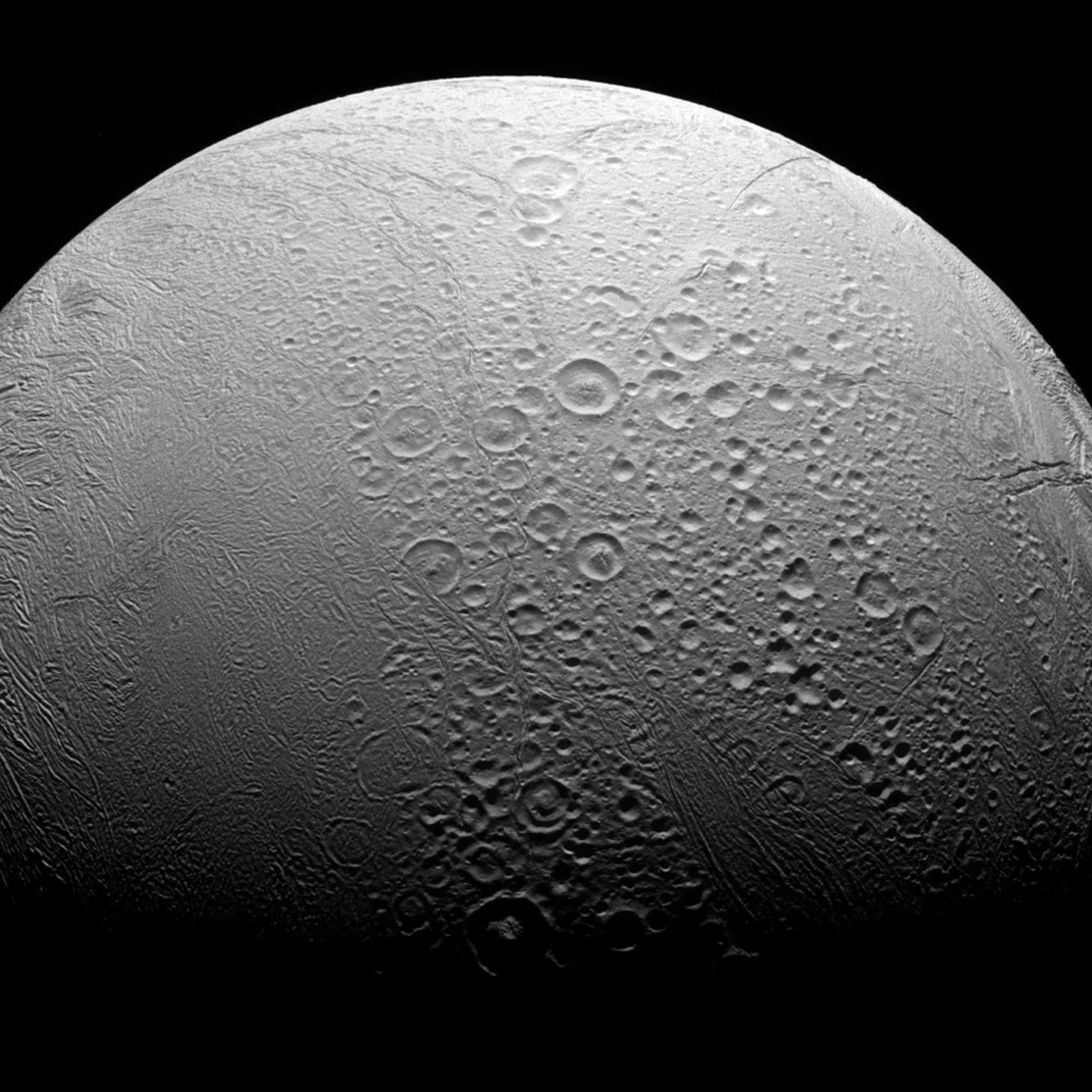 Las colisiones fragmentan las gotas congeladas en partículas microscópicas que albergan compuestos concentrados como sal y fosfatos (NASA/JPL-Caltech/Instituto de Ciencias Espaciales/Distribuida vía REUTERS)