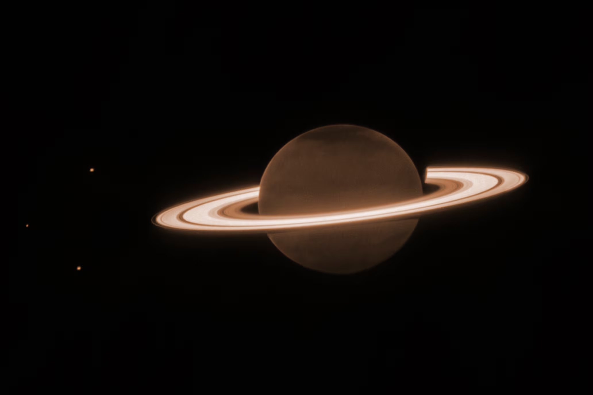 Las mediciones tomadas por la nave Cassini continúan como fuente principal de datos tras el cierre de la misión en 2017 (NASA, ESA, CSA, JWST Saturn Team vía AP)