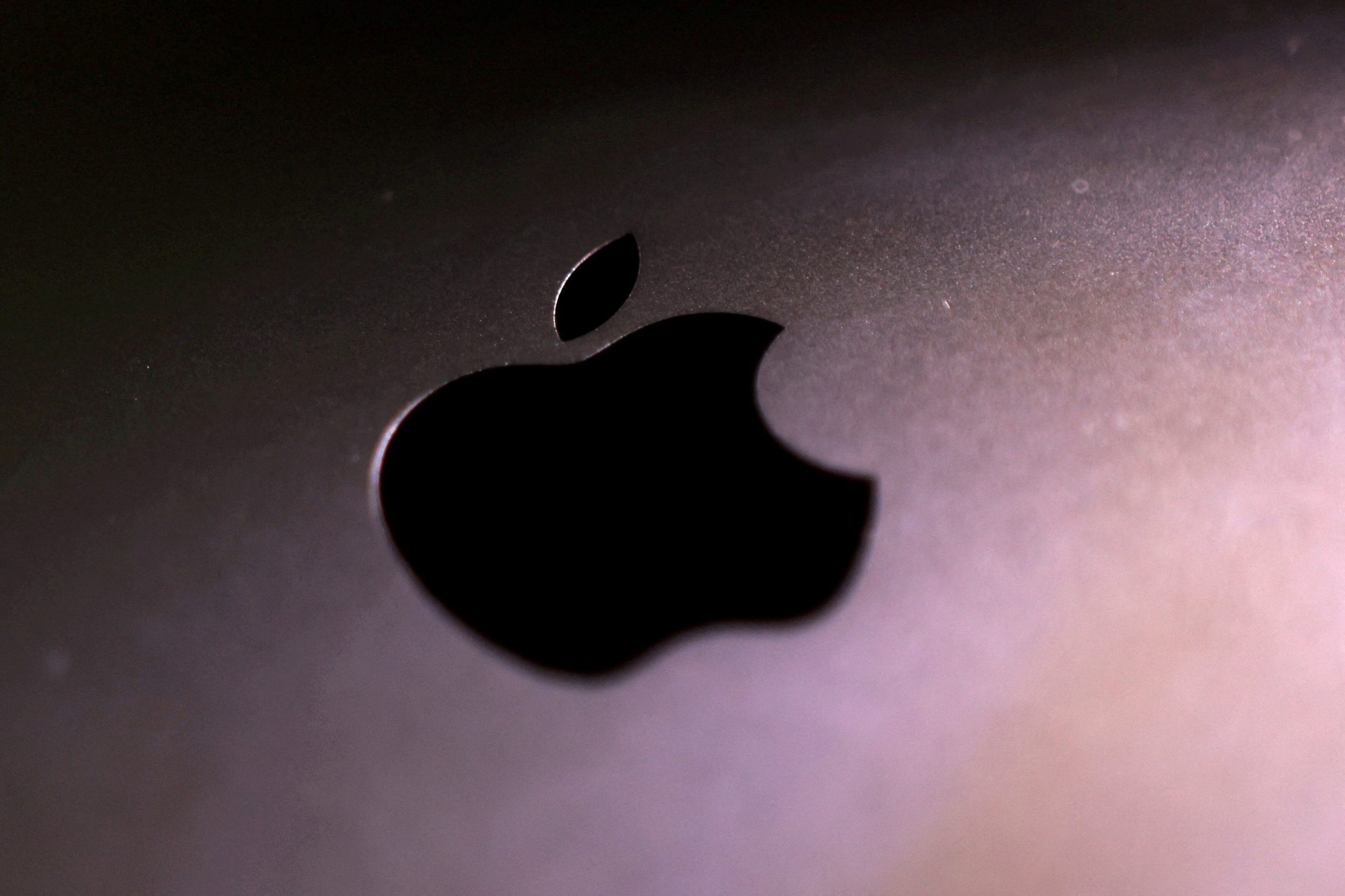 Apple prepararía el lanzamiento de sus primeras gafas inteligentes antes de que termine 2027, según adelantó Mark Gurman. 

REUTERS/Dado Ruvic 