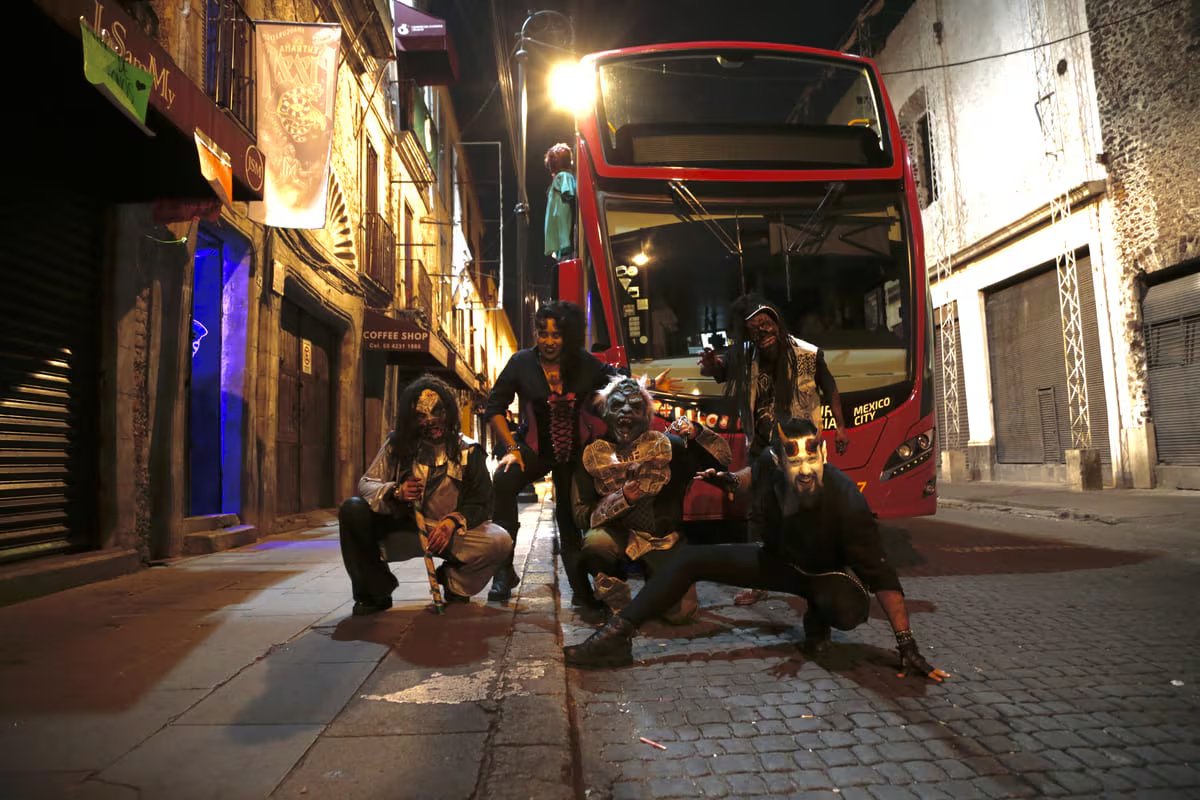 En ediciones pasadas, este momento consistió en una cena tipo snack que incluyó hamburguesa, papas y bebida, servida en un entorno que buscaba prolongar la atmósfera construida durante las horas anteriores. (Turibus del terror.com.mx)