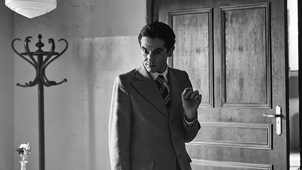 Alberto Cortés como Federico García Lorca en 'La bola negra', de Los Javis. (Elástica Films)