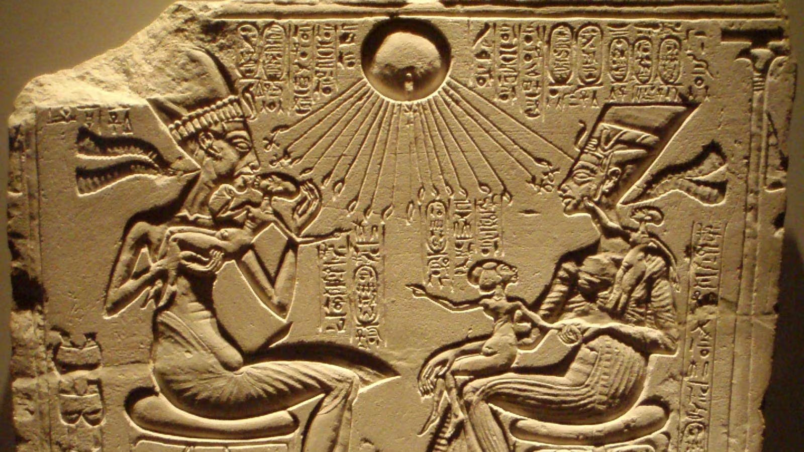 Akenaton, Nefertiti y sus tres hijas con 
