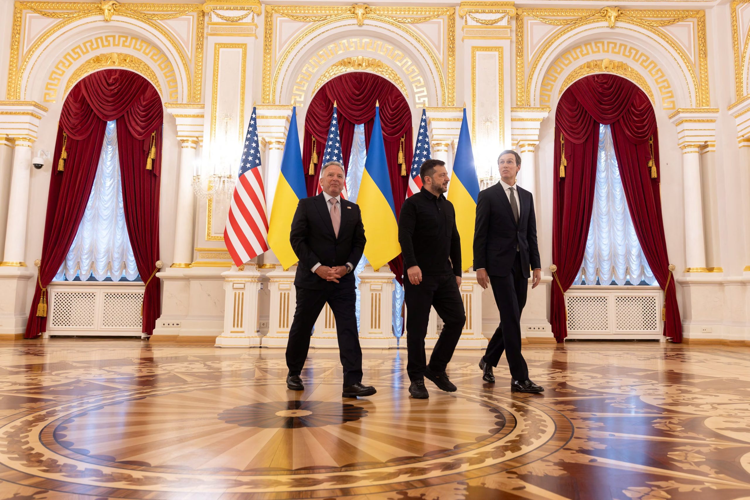 Zelensky recibió en Kiev a Witkoff y Kushner, los enviados de Trump para los negociaciones de paz entre Rusia y Ucrania (Ukrainian Presidential Press Service/Handout via REUTERS)