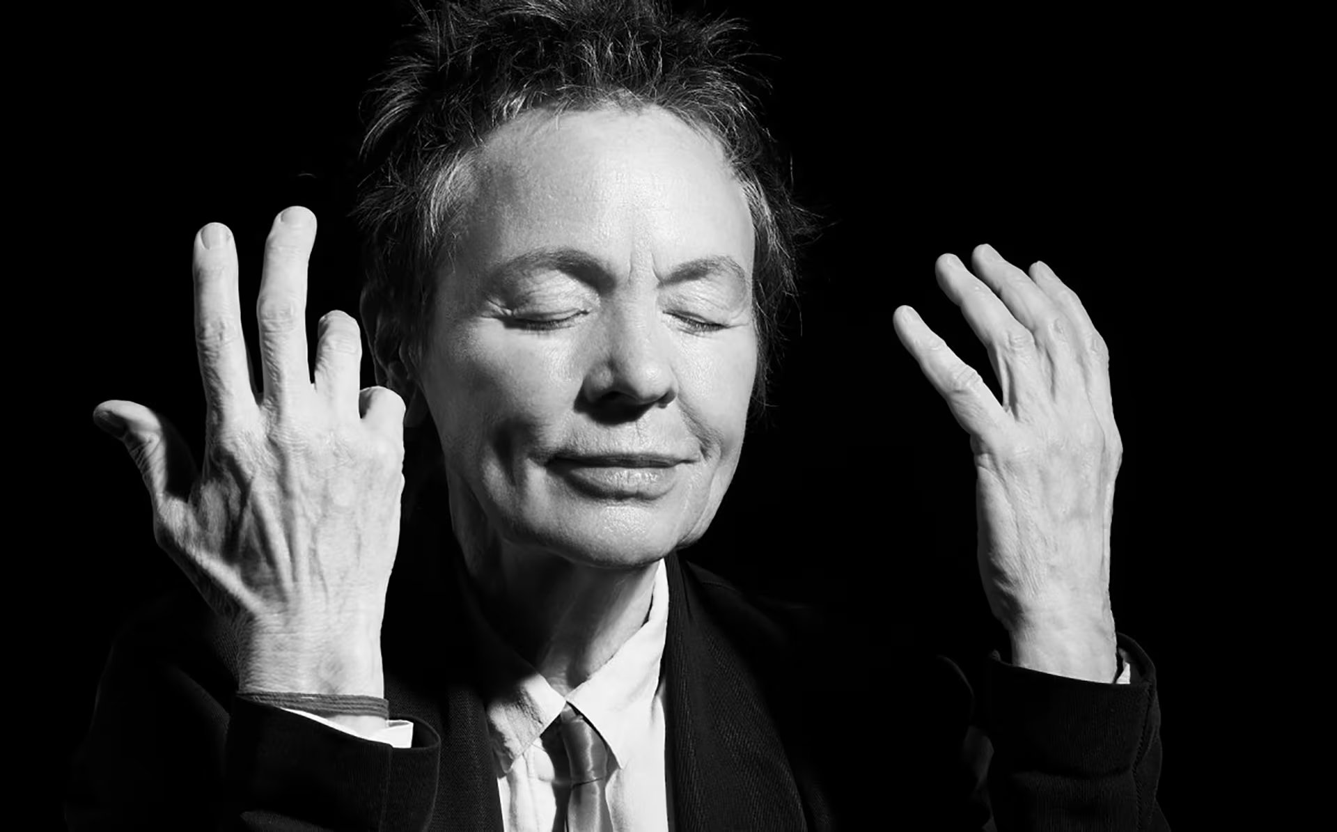 Laurie Anderson dijo que espera escribir algo útil sobre el amor para los lectores que abrirán la Biblioteca del Futuro en 2114