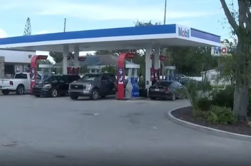 La estación Mobil de la avenida 40 Norte fue el escenario del ataque: el surtidor y el vehículo de la víctima quedaron completamente destruidos por las llamas (FOX13)