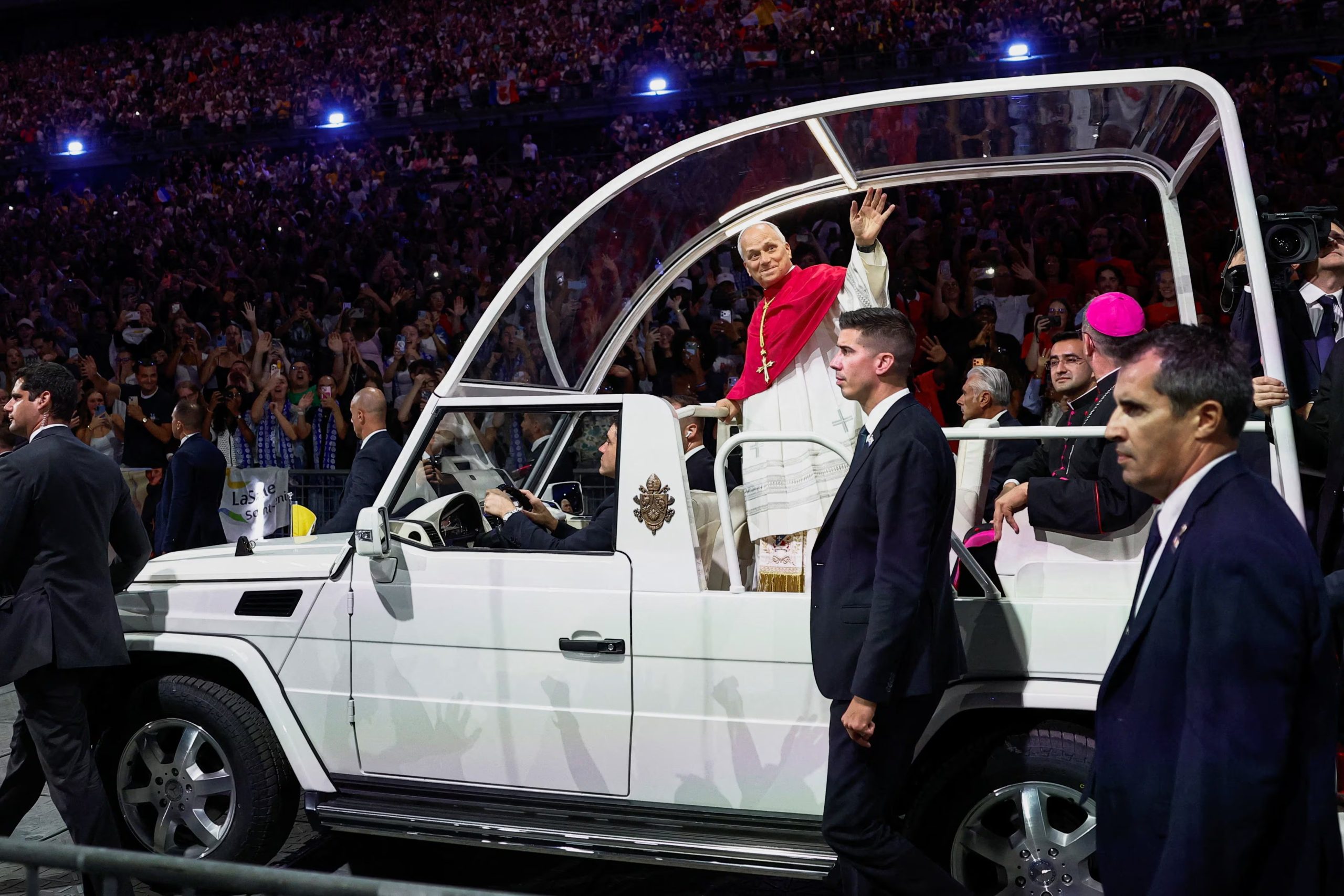 León XIV recorre en el papamóvil el trayecto entre los fieles a su llegada al Stade de France, en Saint-Denis, para presidir una vigilia de oración con los jóvenes como parte de su viaje apostólico de cuatro días a Francia, el 25 de septiembre de 2026 (REUTERS/Benoit Tessier)