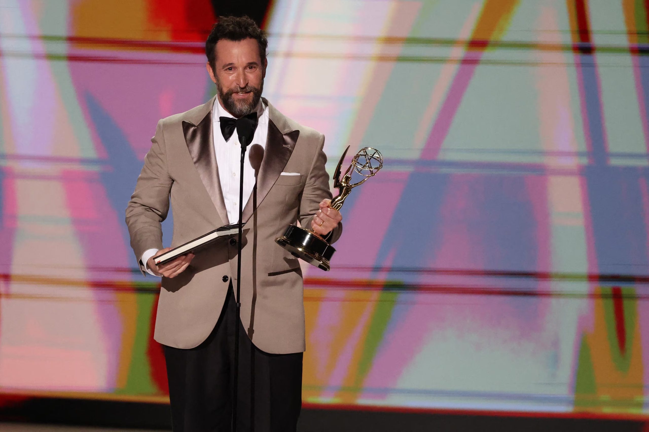 Noah Wyle celebra su victoria como mejor actor dramático por The Pitt (REUTERS/Mario Anzuoni)