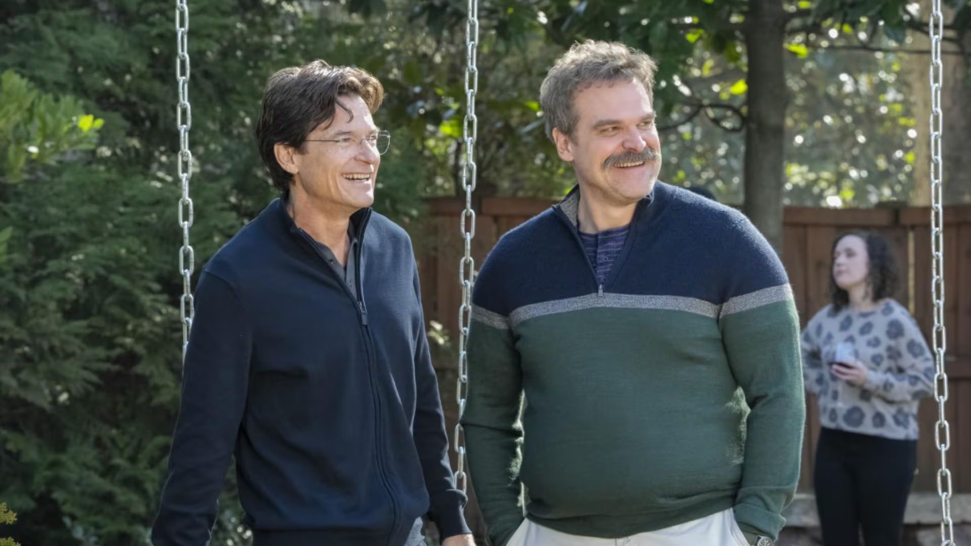 Jason Bateman (izquierda) y David Harbour en 'DTF St. Louis'. (HBO Max)