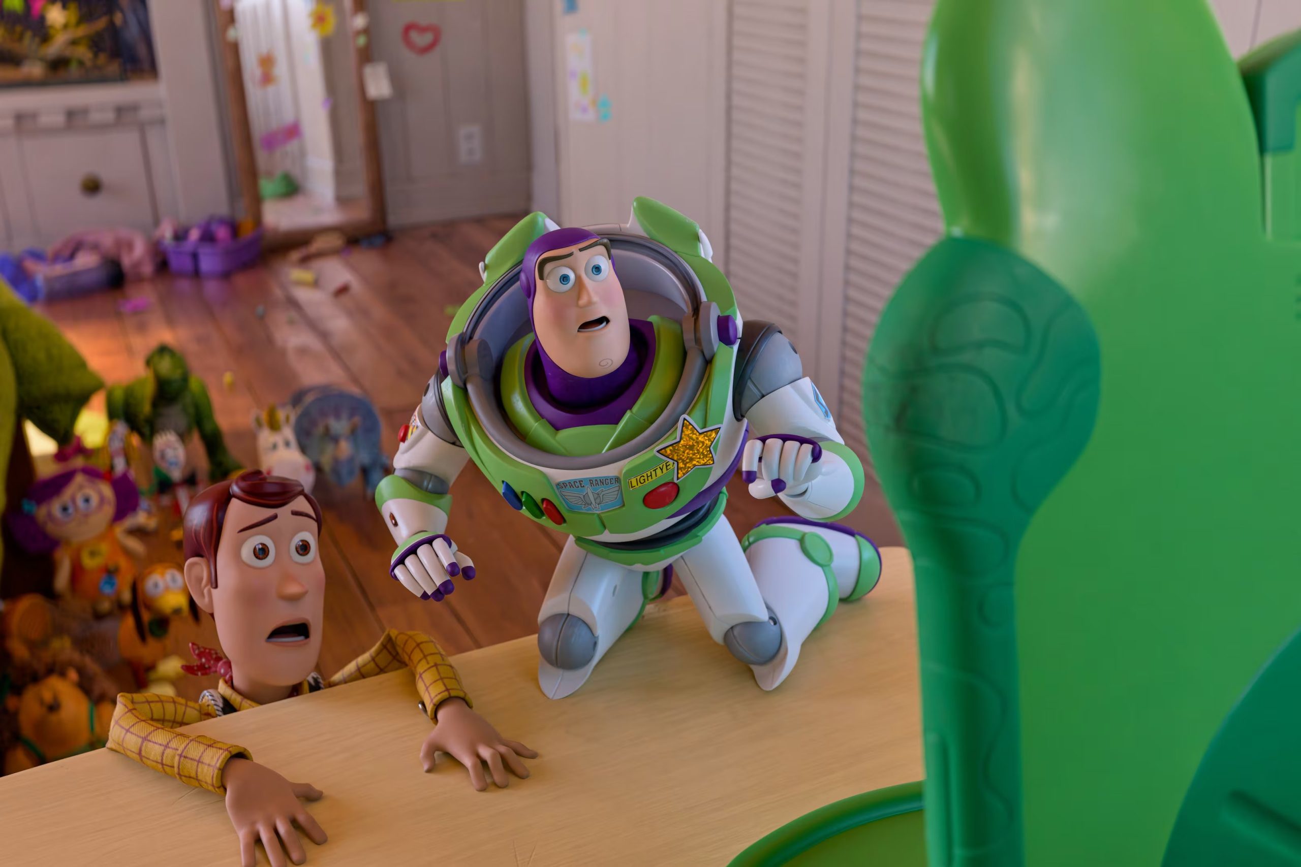 Esta imagen publicada por Disney muestra a los personajes Woody, con la voz de Tom Hanks (izquierda), y Buzz Lightyear, con la voz de Tim Allen, en