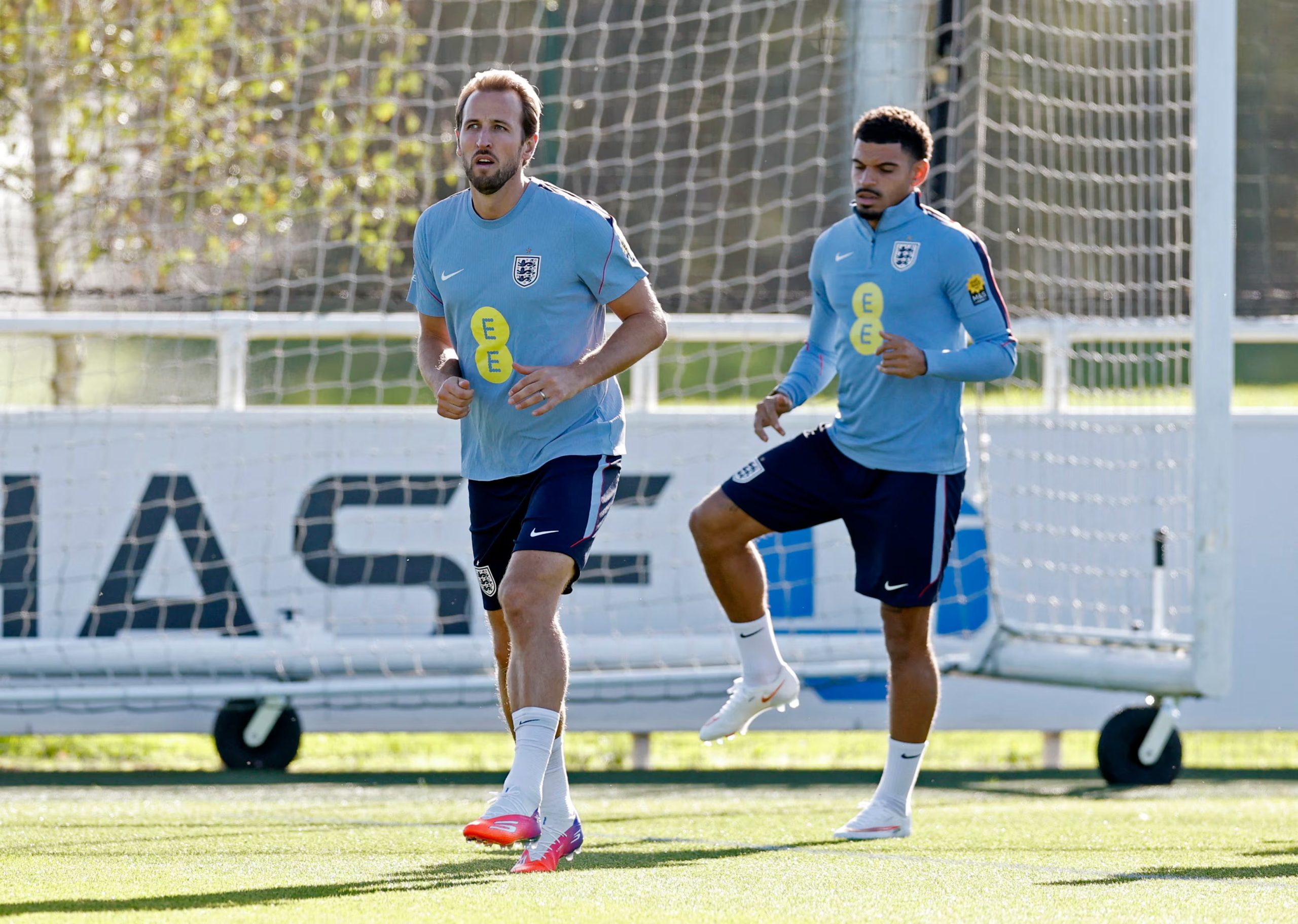 Morgan Gibbs-White entrenando junto Harry Kane de cara a los partidos de Inglaterra (Reuters/Jason Cairnduff)
